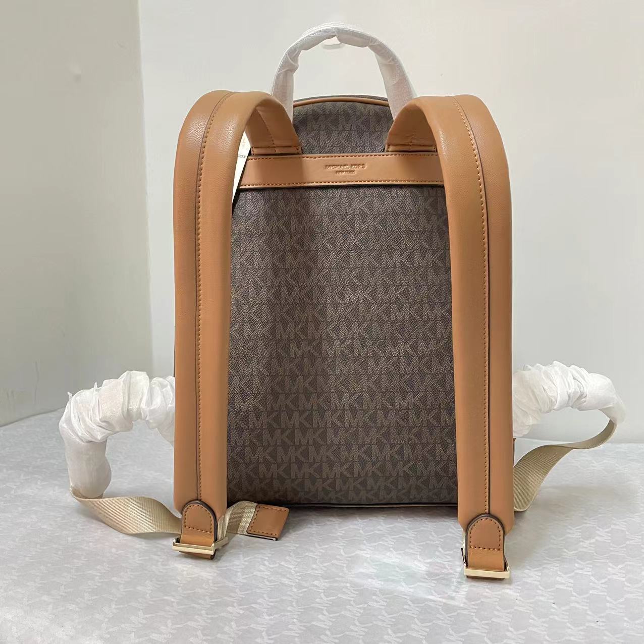 Michael Kors MK中号MK背包2拼皮2024新款，双肩包。 。A