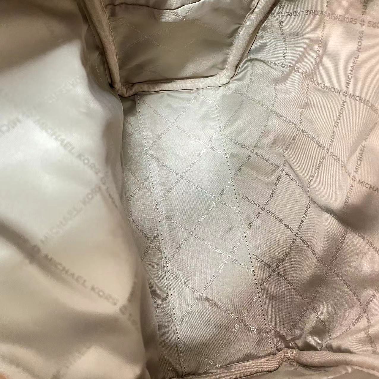 Michael Kors MK中号MK背包2拼皮2024新款，双肩包。 。A