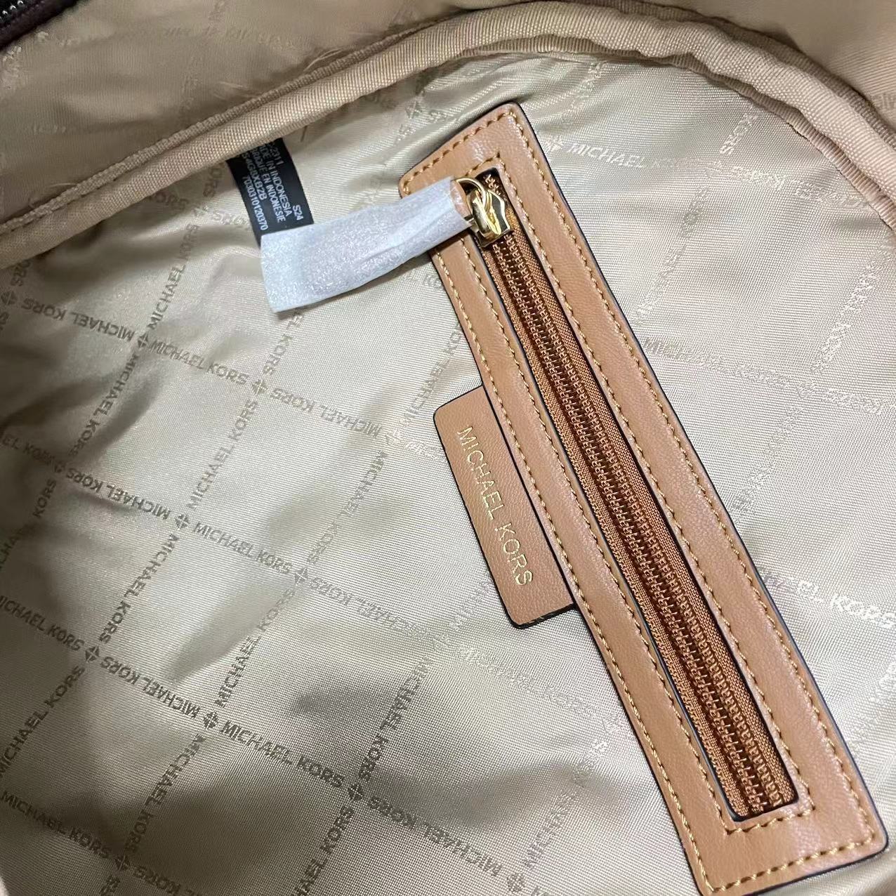 Michael Kors MK中号MK背包2拼皮2024新款，双肩包。 。A