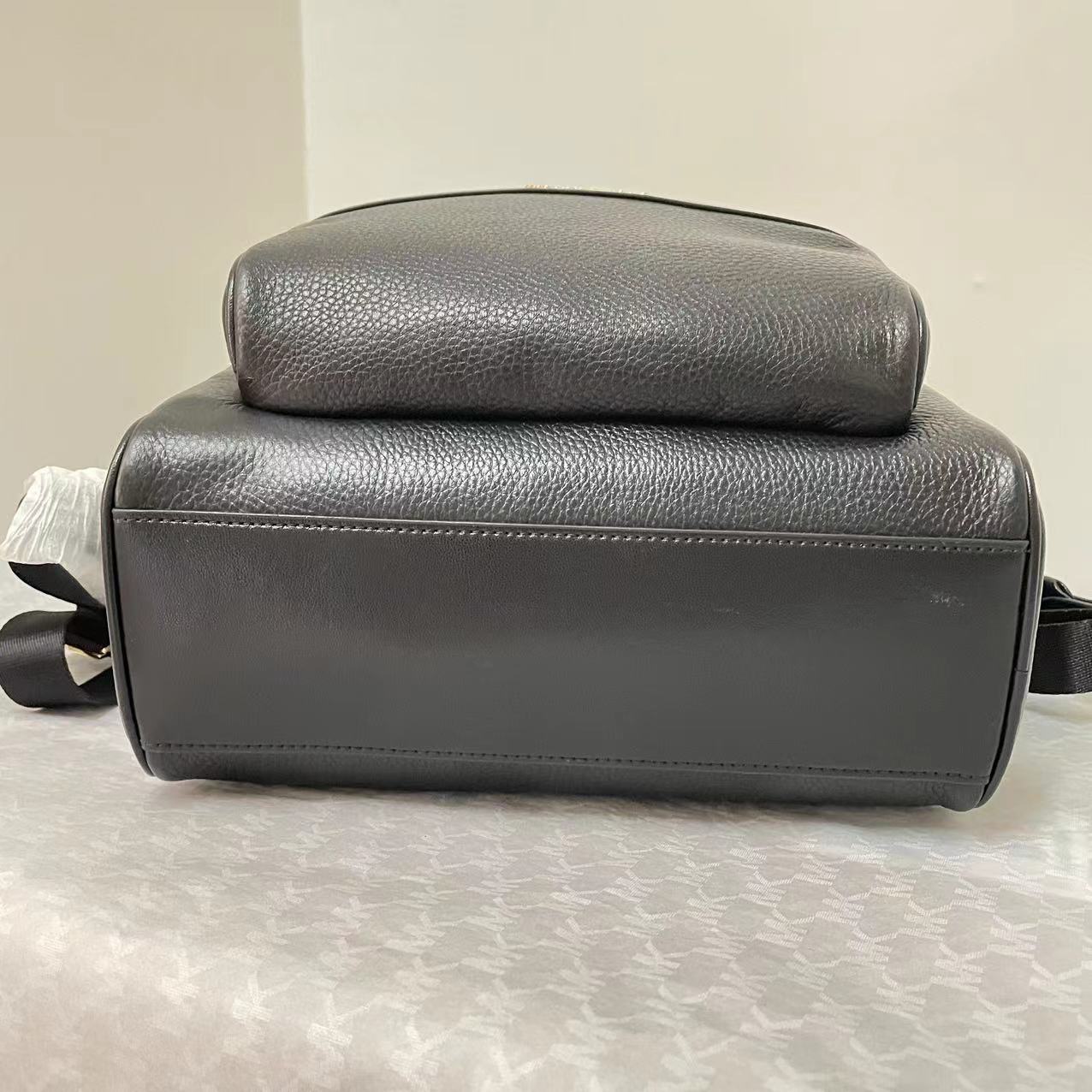 Michael Kors MK中号MK背包2拼皮2024新款，双肩包。 。A