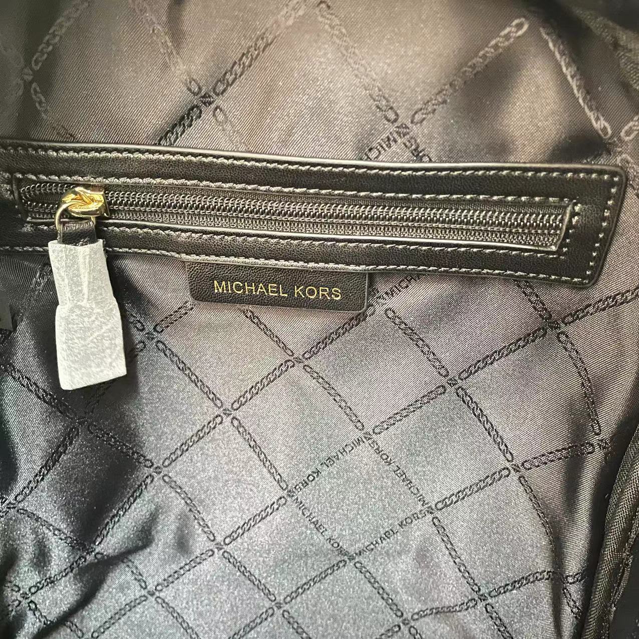 Michael Kors MK中号MK背包2拼皮2024新款，双肩包。 。A