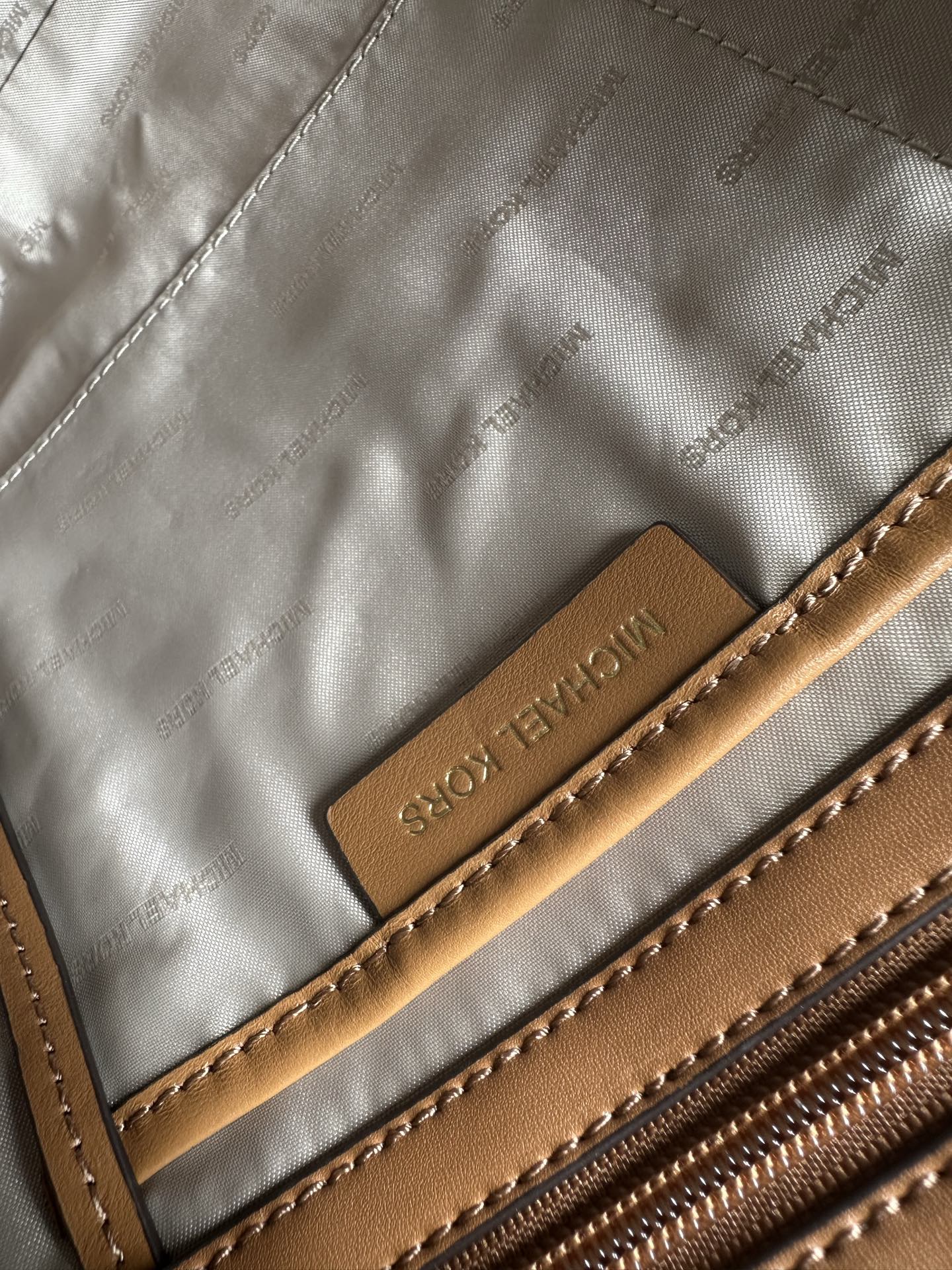 Michael Kors 耳朵购物袋