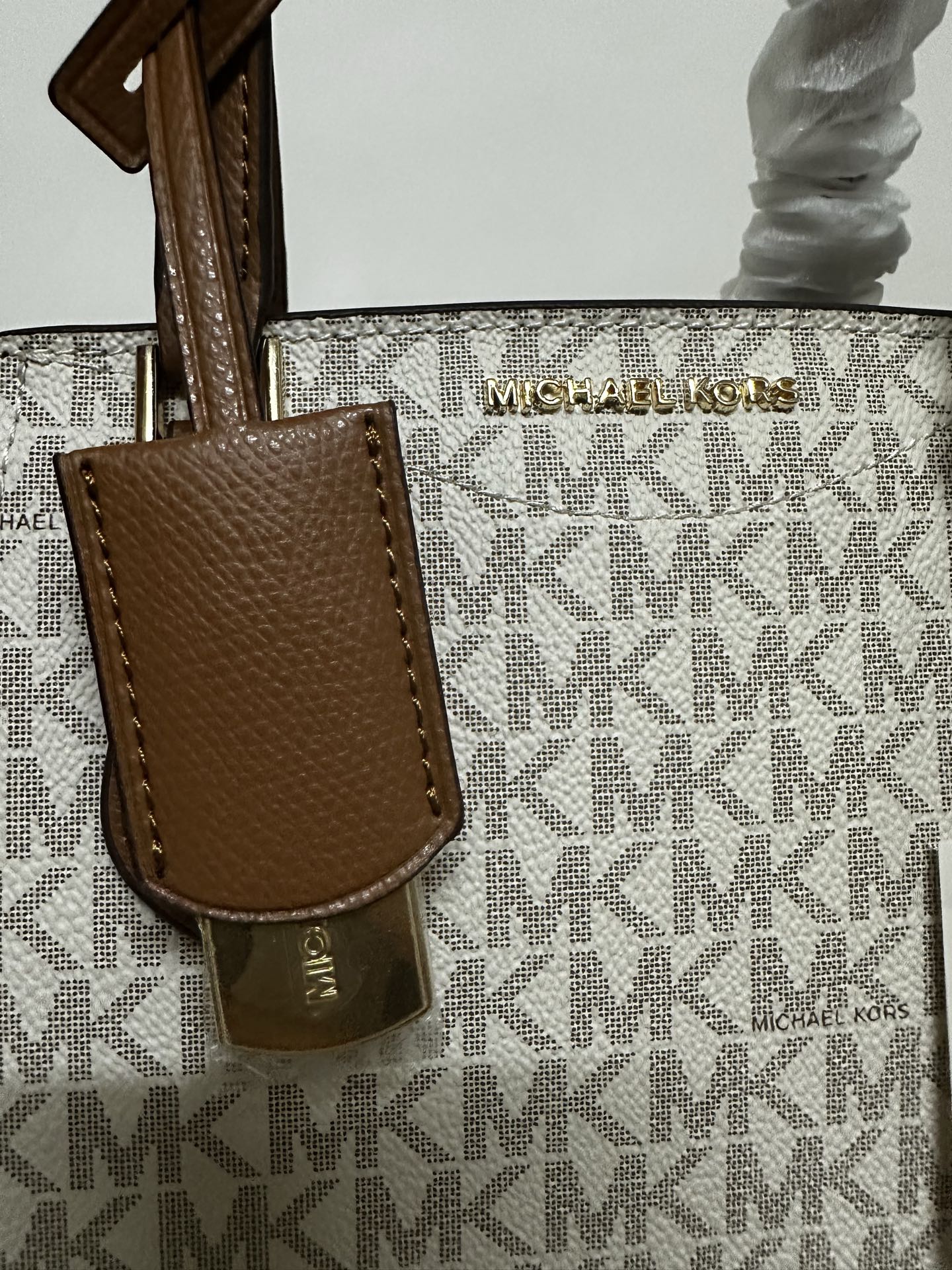 Michael Kors ～2025年M K新款。4个色。 饺子包