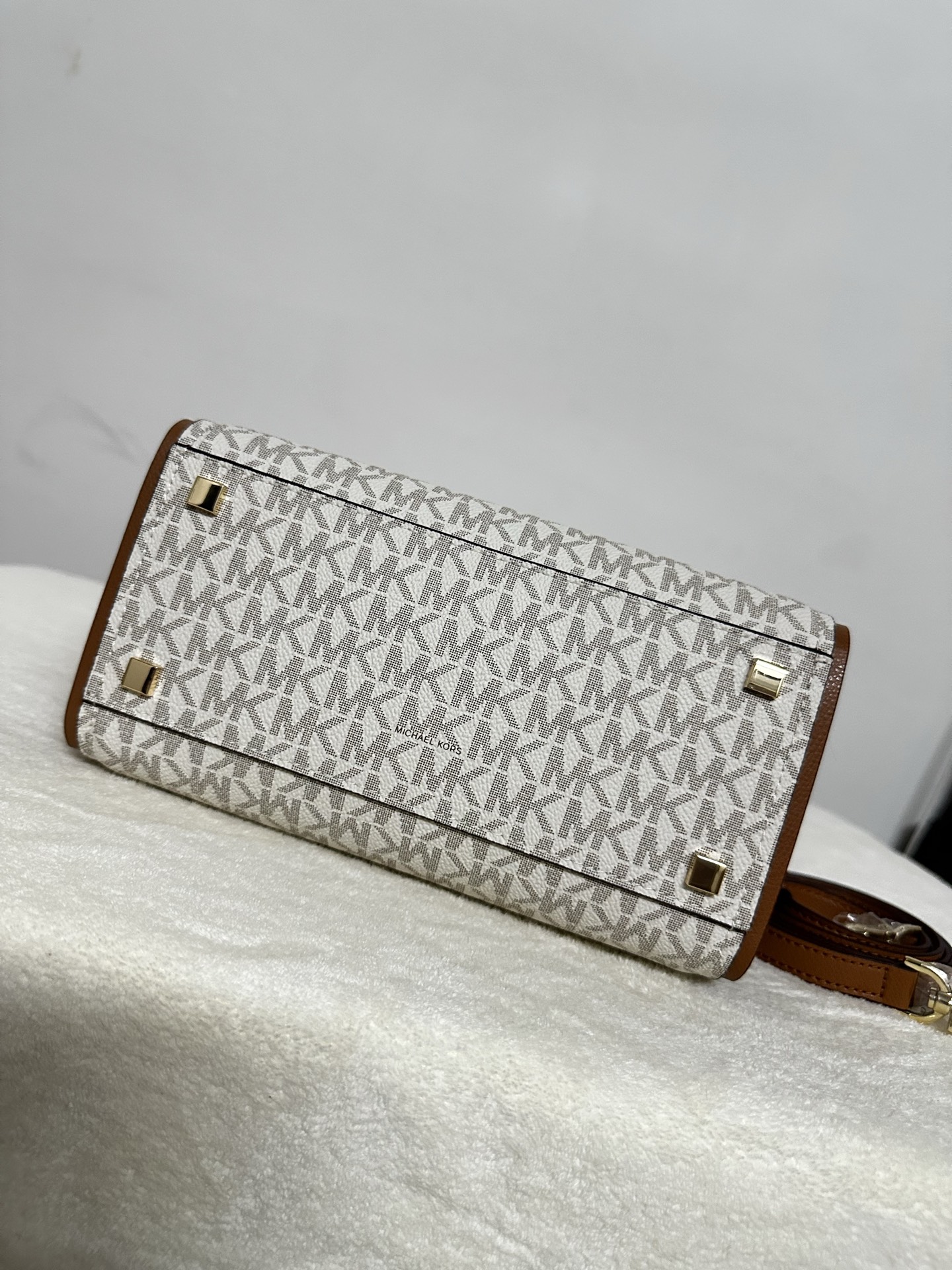 Michael Kors ～2025年M K新款。4个色。 饺子包