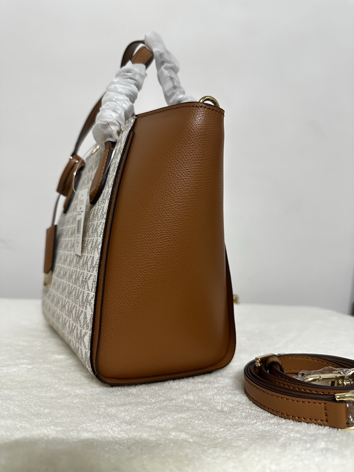 Michael Kors ～2025年M K新款。4个色。 饺子包