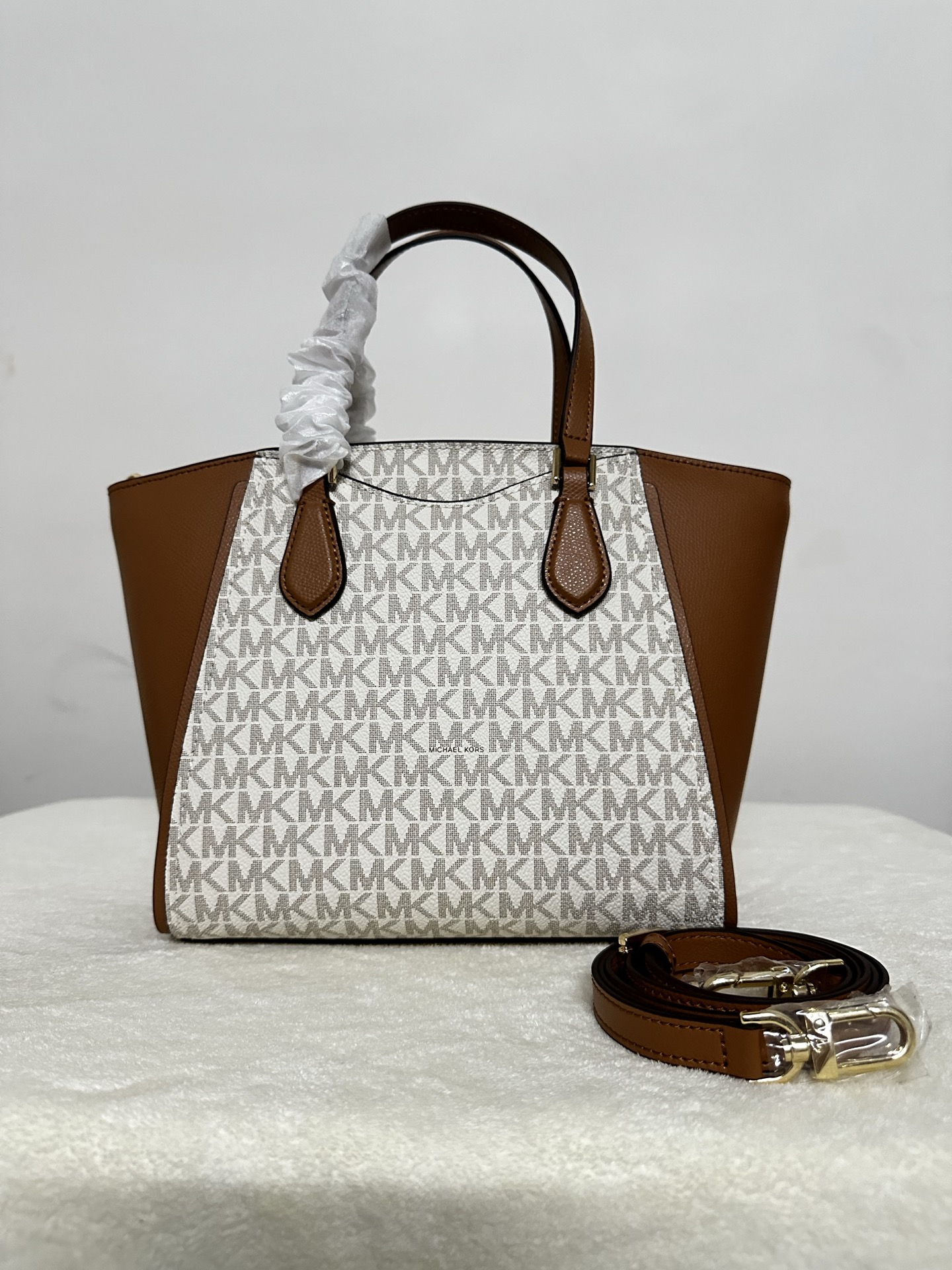 Michael Kors ～2025年M K新款。4个色。 饺子包