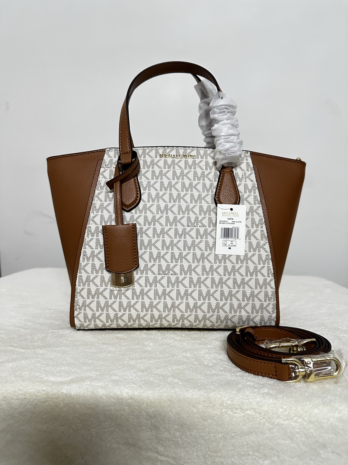 Michael Kors ～2025年M K新款。4个色。 饺子包