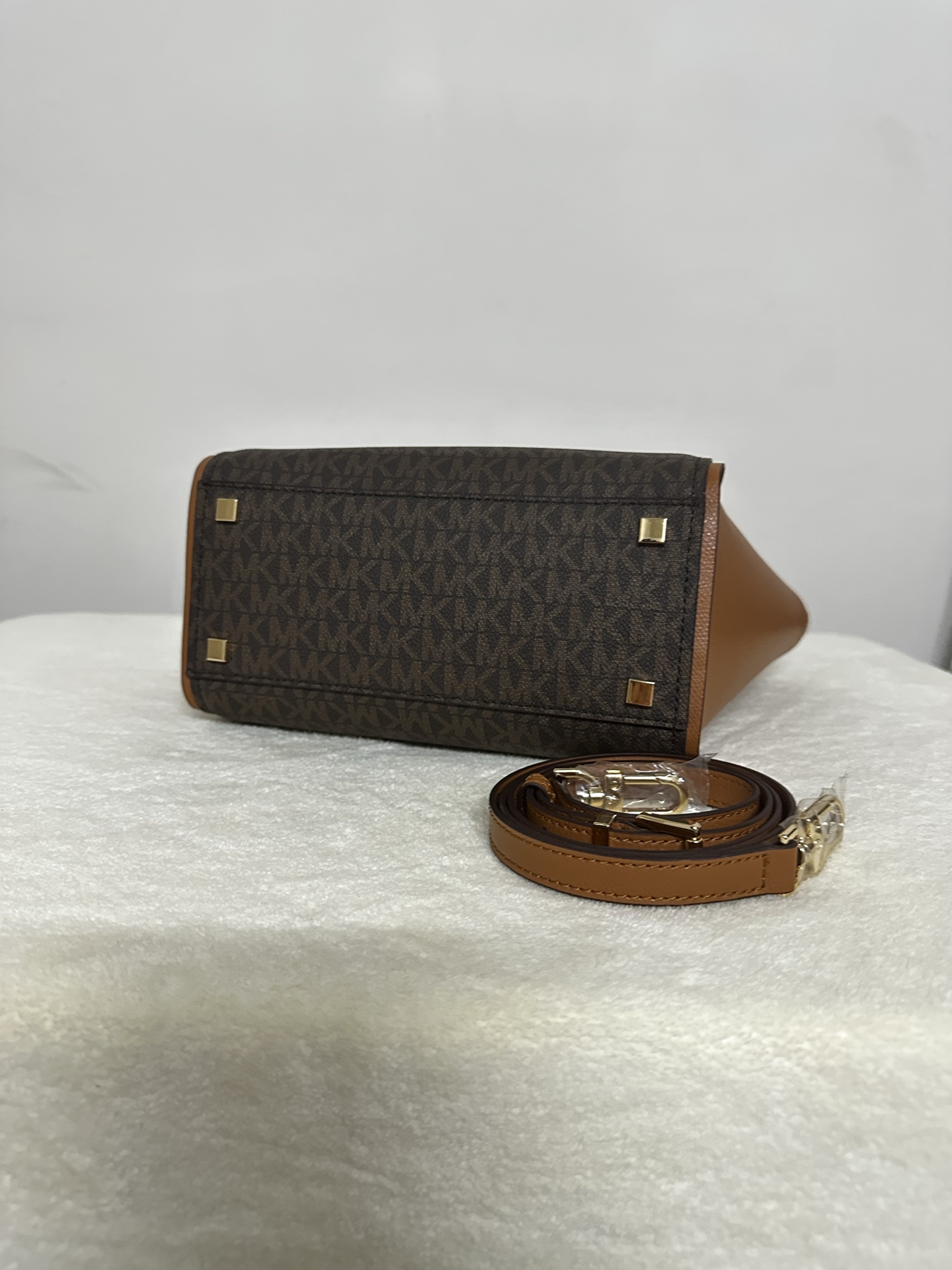 Michael Kors ～2025年M K新款。4个色。 饺子包