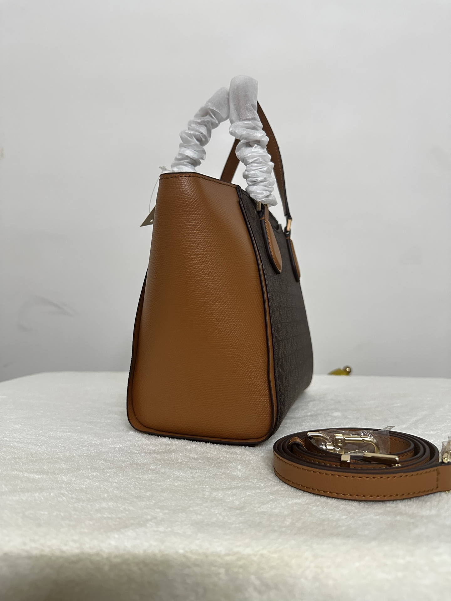 Michael Kors ～2025年M K新款。4个色。 饺子包