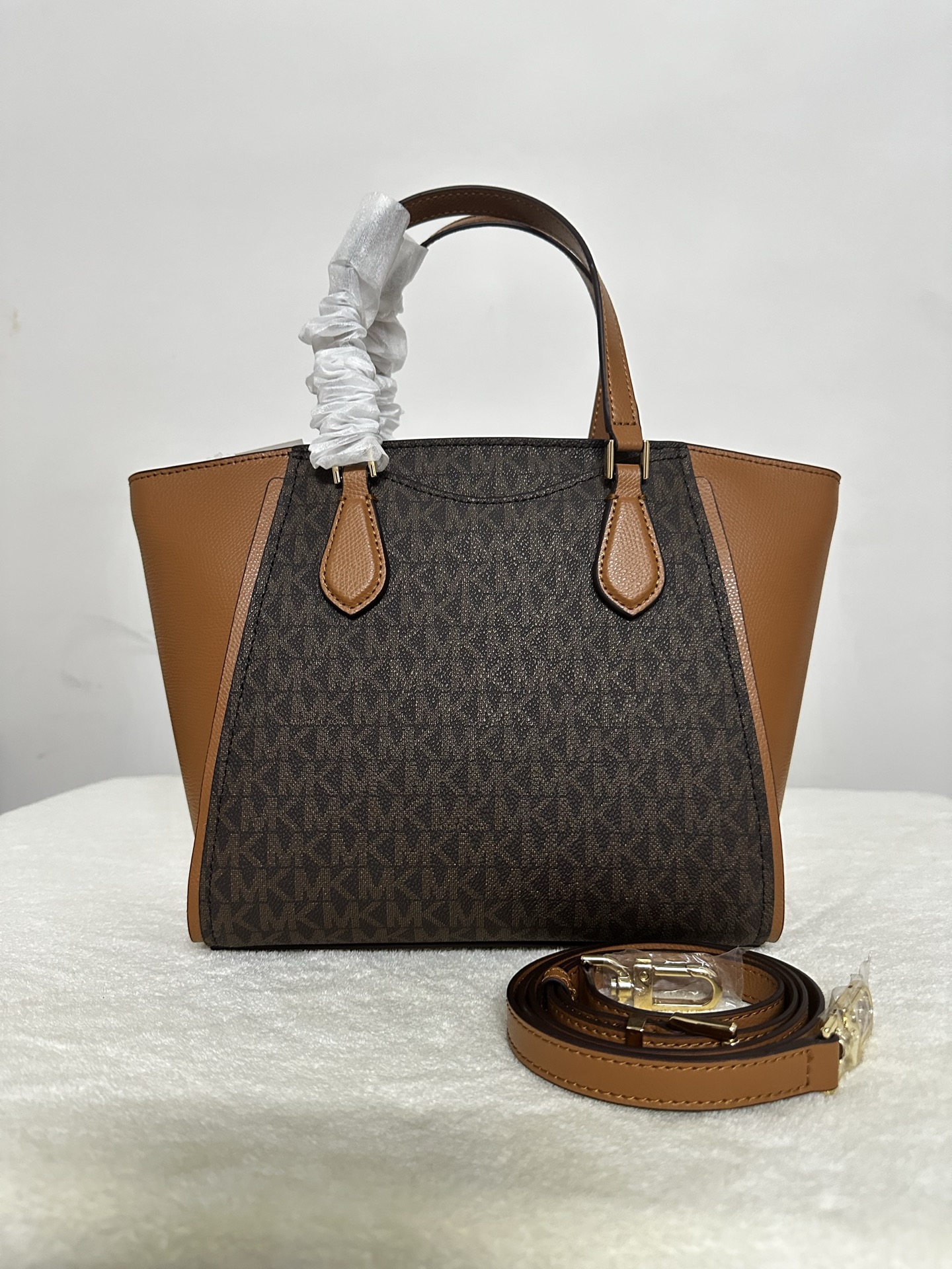 Michael Kors ～2025年M K新款。4个色。 饺子包