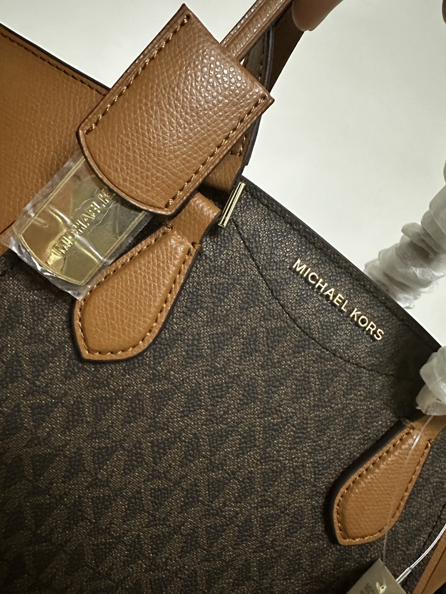 Michael Kors ～2025年M K新款。4个色。 饺子包
