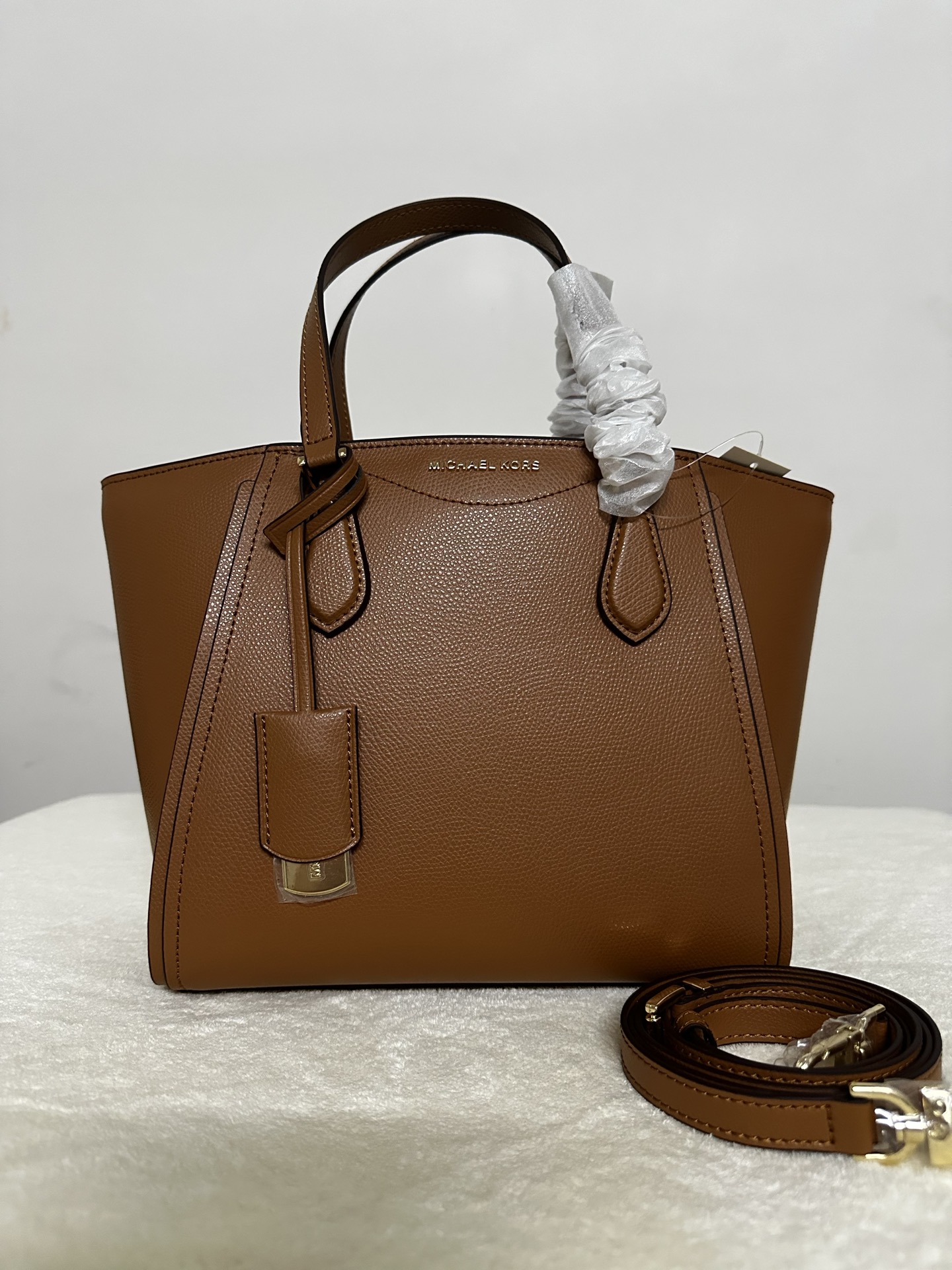 Michael Kors ～2025年M K新款。4个色。 饺子包
