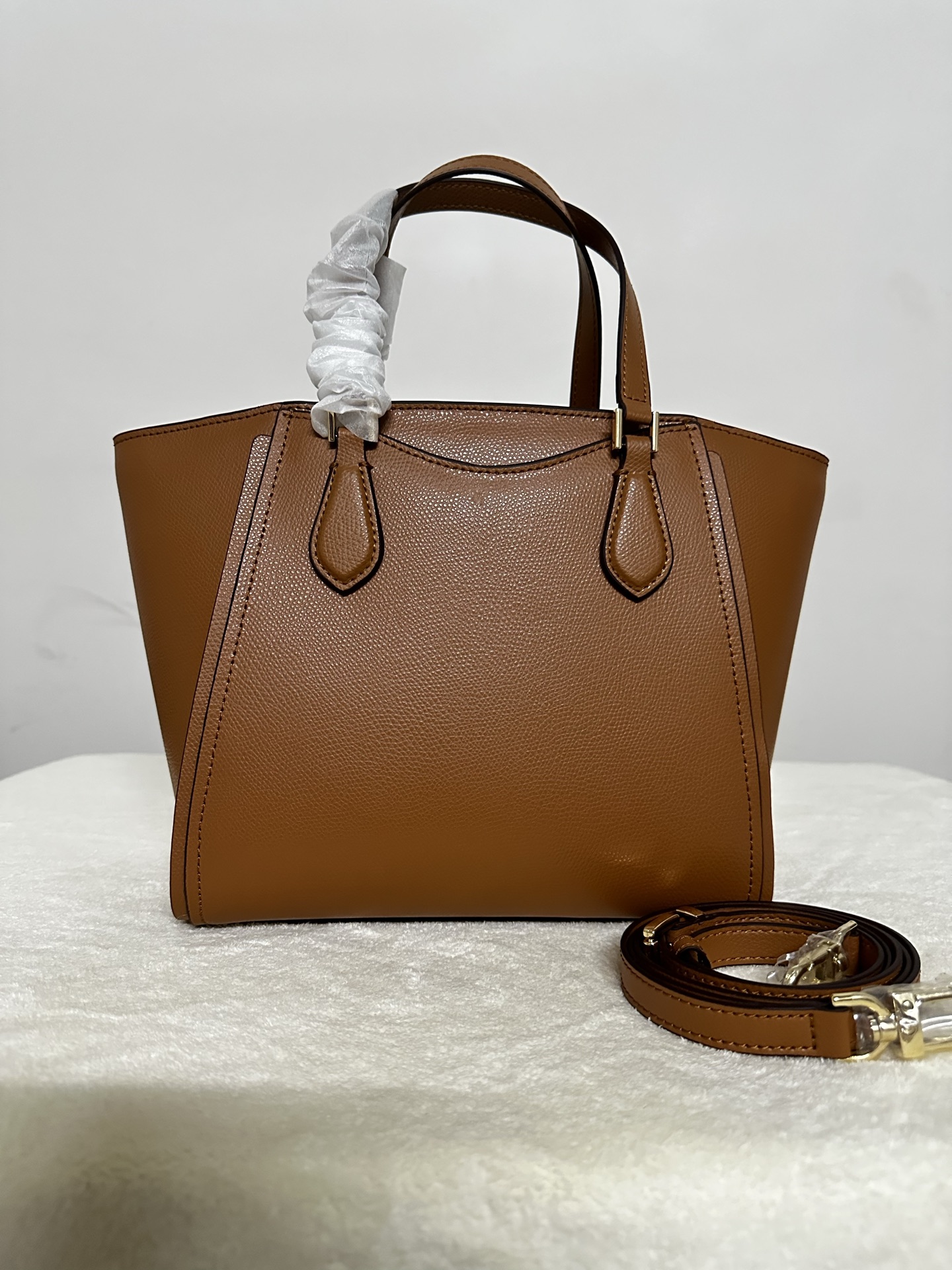 Michael Kors ～2025年M K新款。4个色。 饺子包