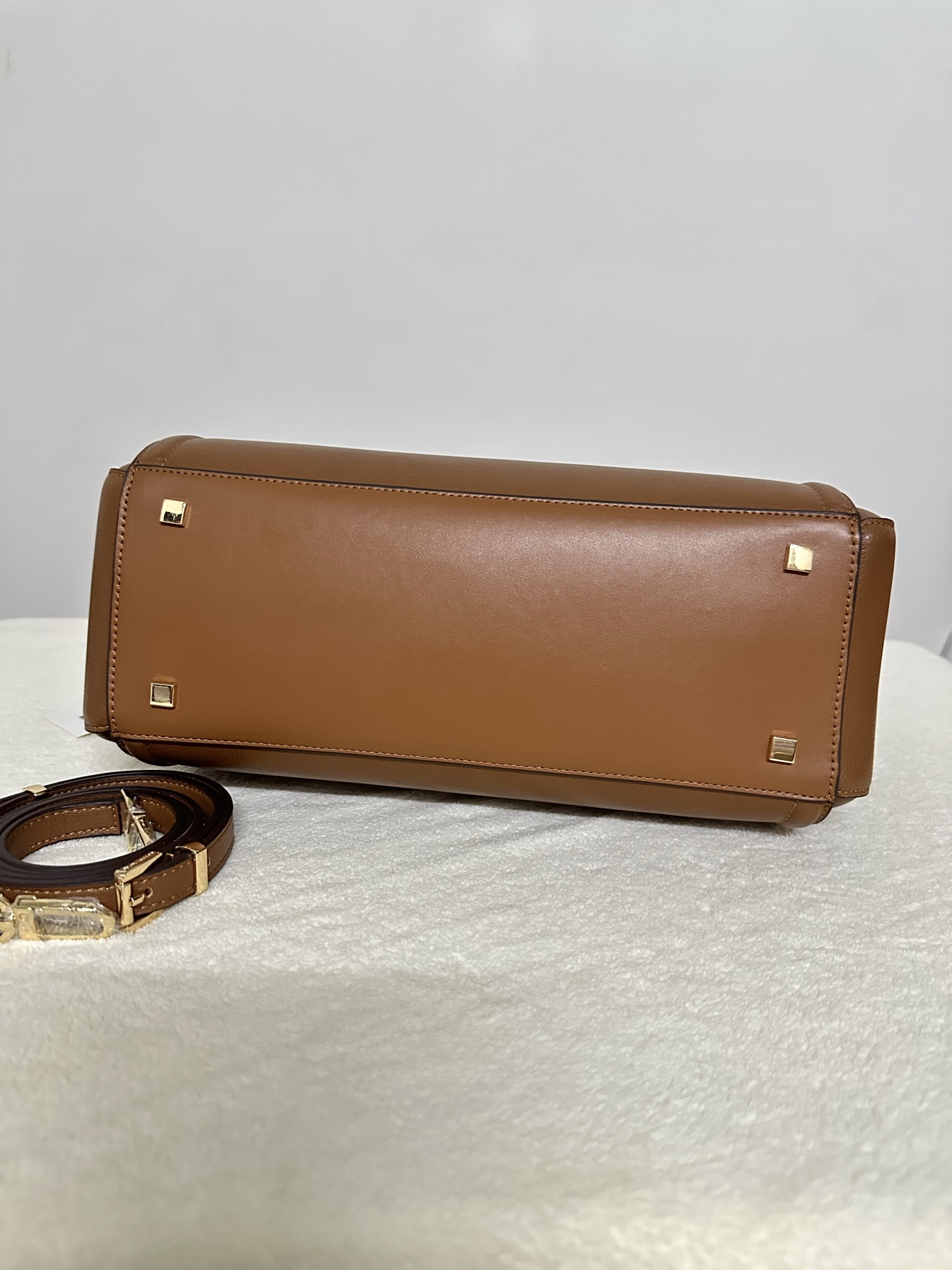 Michael Kors MK Laila 女士手提包斜挎包 香草白，橡果棕