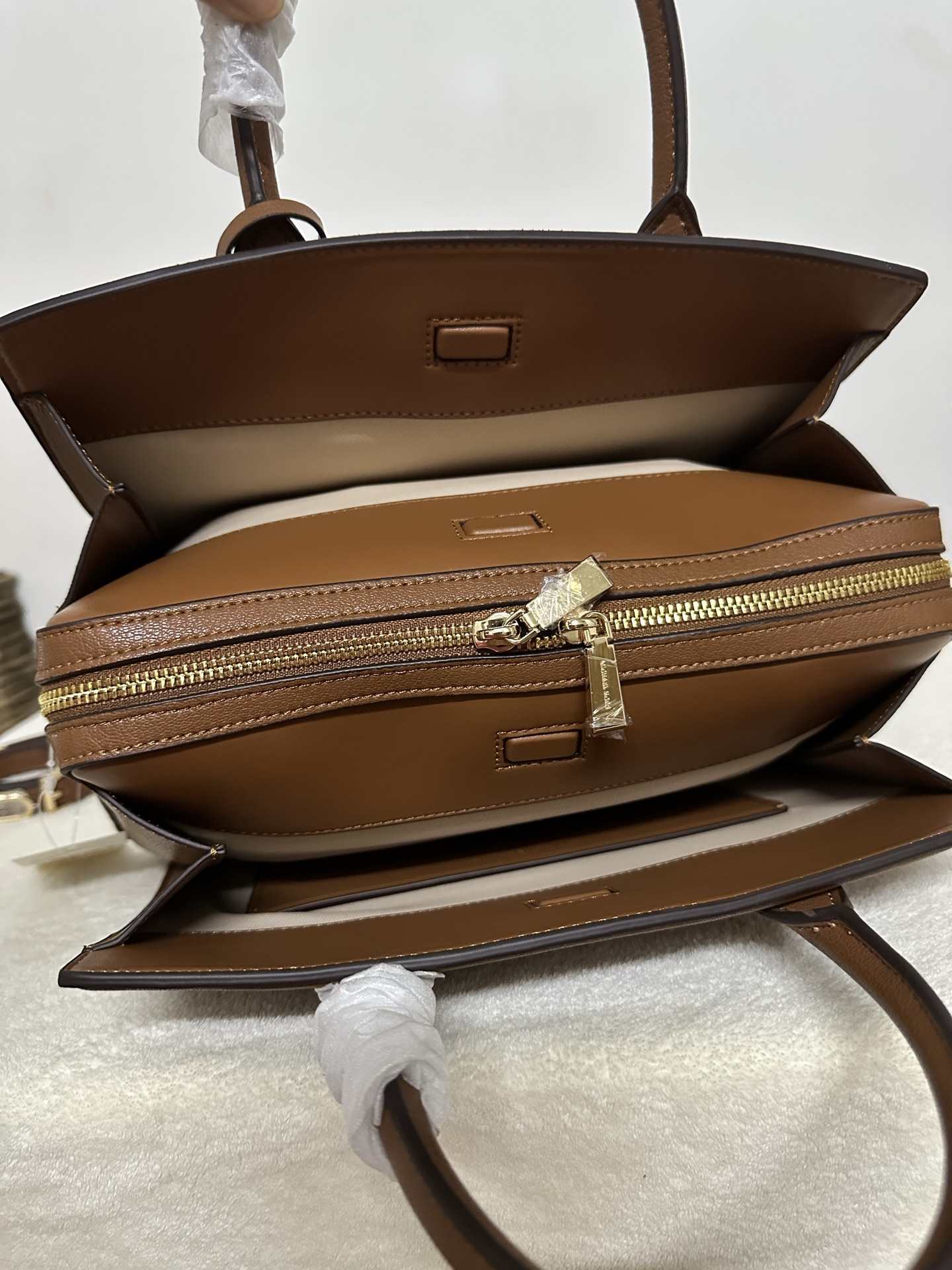 Michael Kors MK Laila 女士手提包斜挎包 香草白，橡果棕
