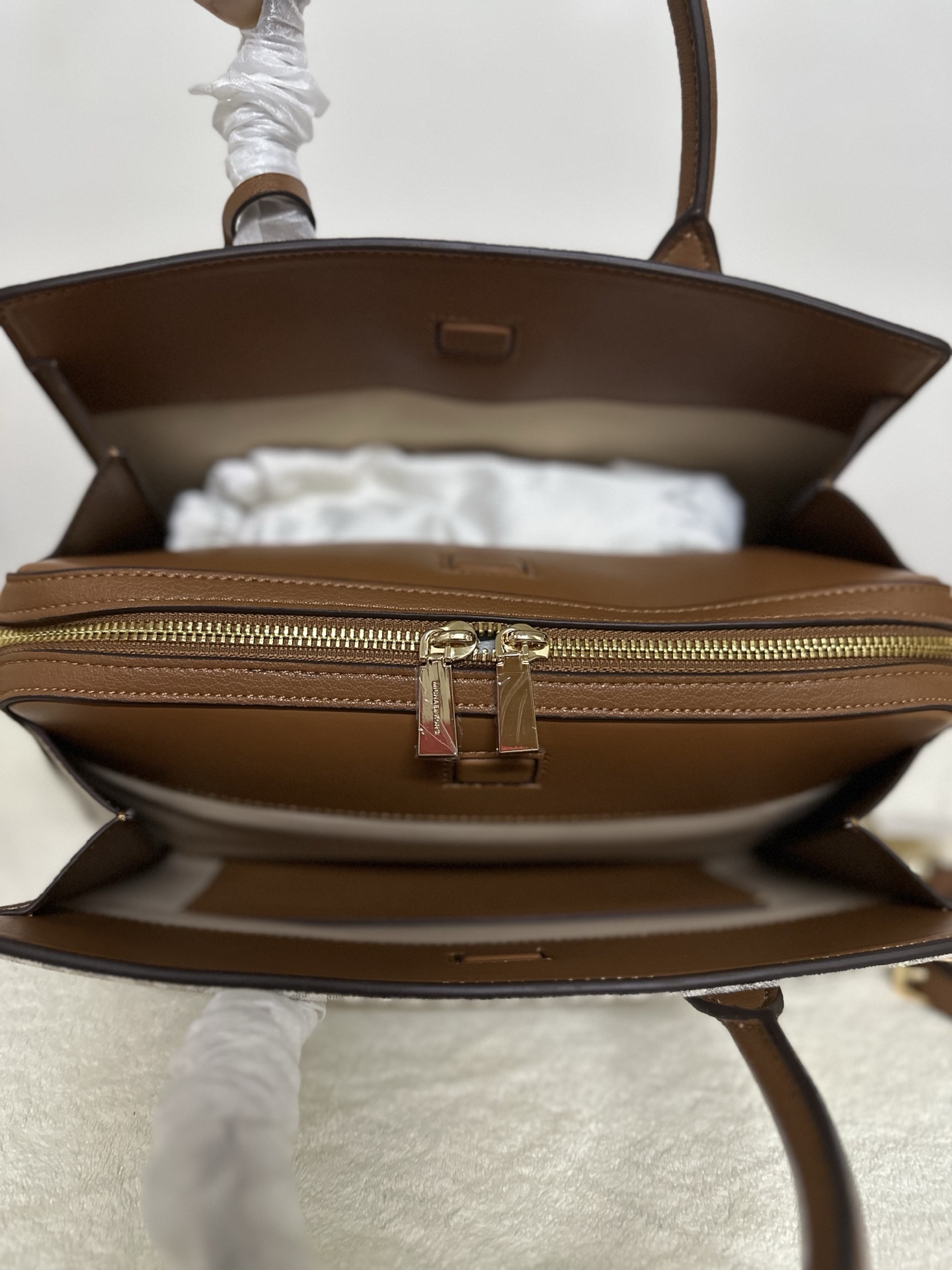 Michael Kors MK Laila 女士手提包斜挎包 香草白，橡果棕