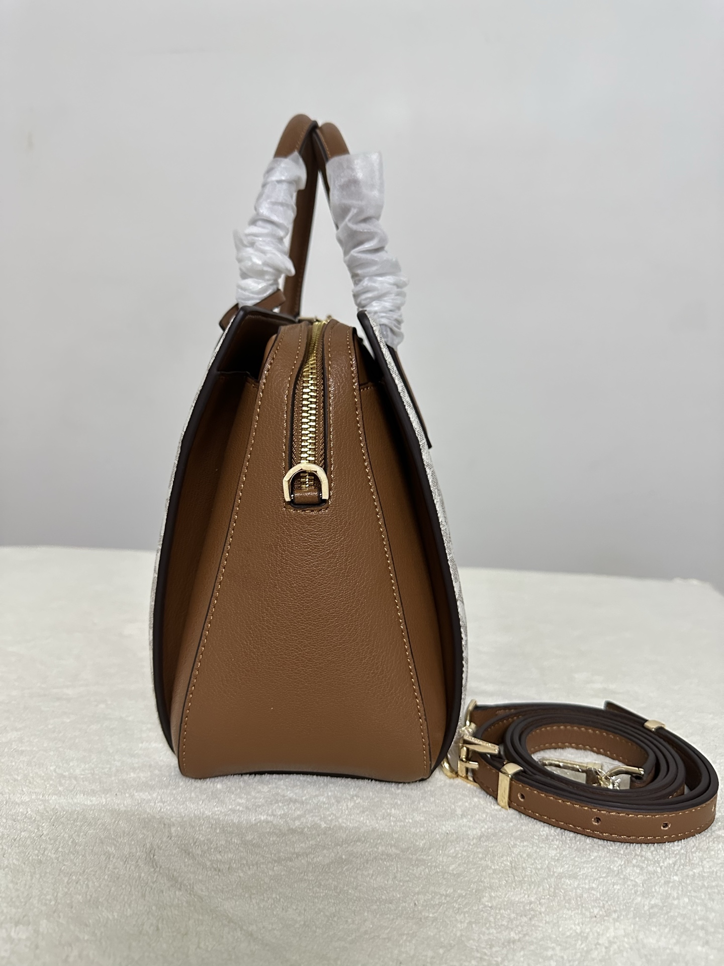 Michael Kors MK Laila 女士手提包斜挎包 香草白，橡果棕