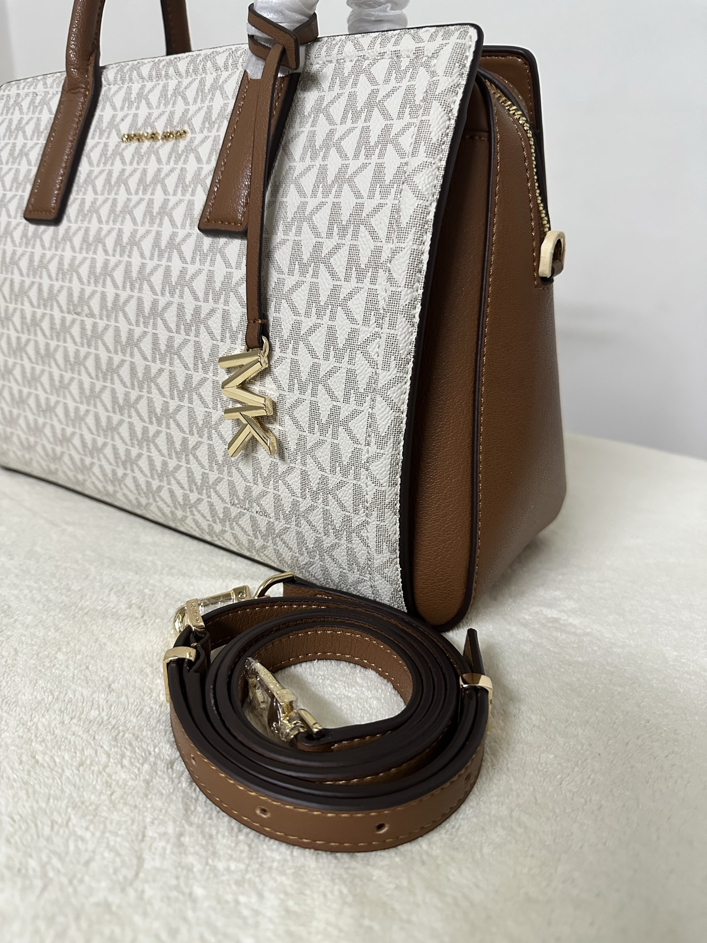 Michael Kors MK Laila 女士手提包斜挎包 香草白，橡果棕