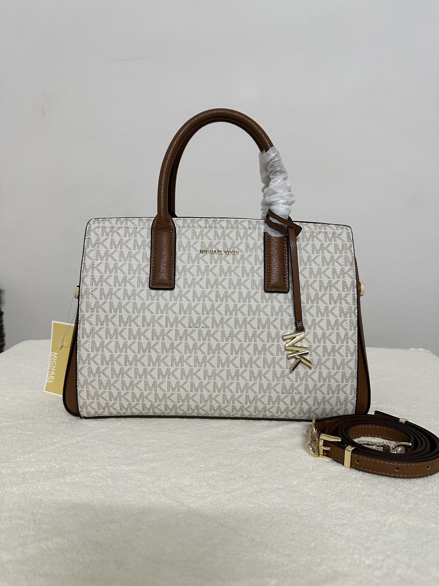 Michael Kors MK Laila 女士手提包斜挎包 香草白，橡果棕