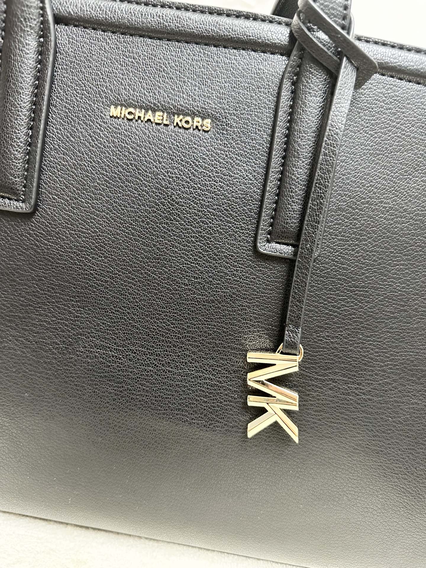 Michael Kors MK Laila 女士中号托特包单肩包 ．包身采用简简单 的造型 搭配 立体的挂饰