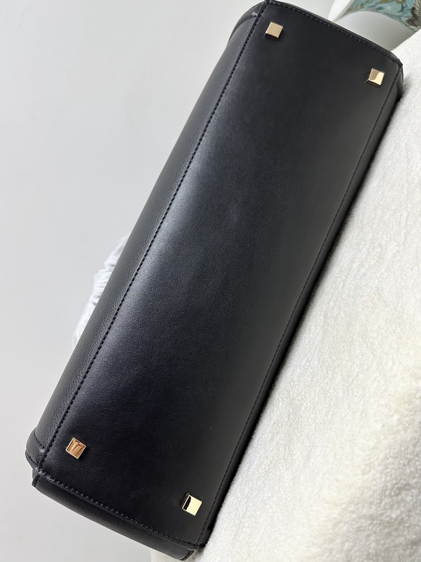 Michael Kors MK Laila 女士中号托特包单肩包 ．包身采用简简单 的造型 搭配 立体的挂饰
