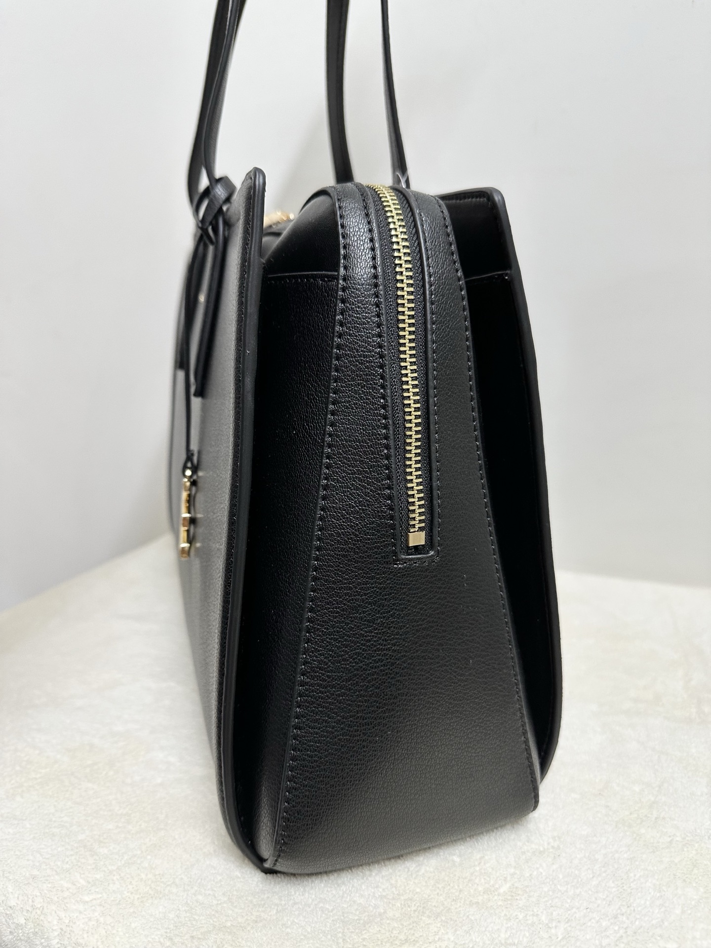Michael Kors MK Laila 女士中号托特包单肩包 ．包身采用简简单 的造型 搭配 立体的挂饰