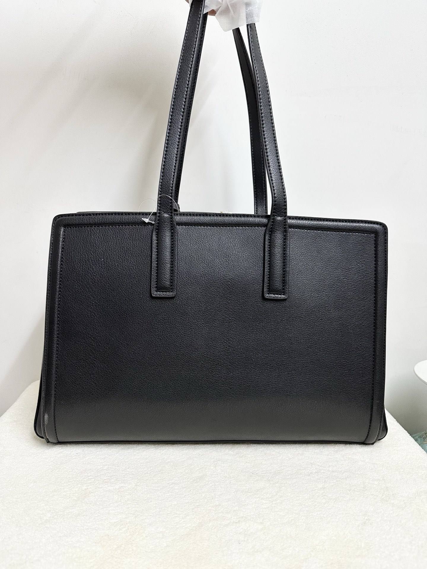 Michael Kors MK Laila 女士中号托特包单肩包 ．包身采用简简单 的造型 搭配 立体的挂饰