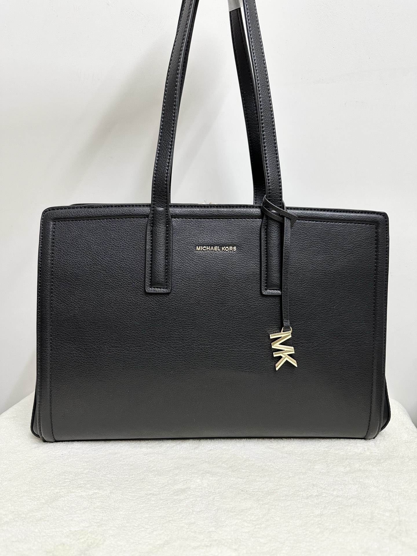 Michael Kors MK Laila 女士中号托特包单肩包 ．包身采用简简单 的造型 搭配 立体的挂饰