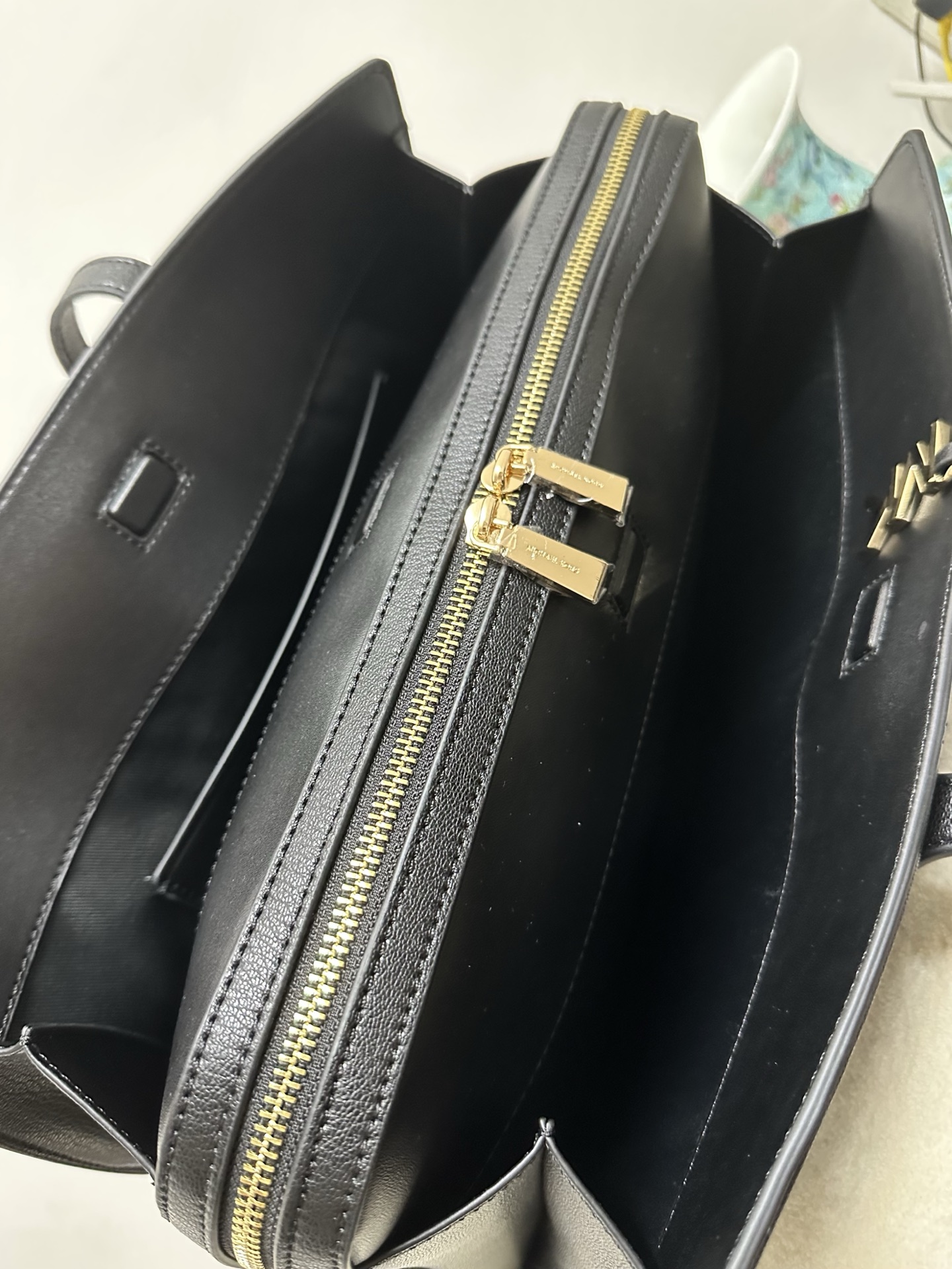 Michael Kors MK Laila 女士中号托特包单肩包 ．包身采用简简单 的造型 搭配 立体的挂饰