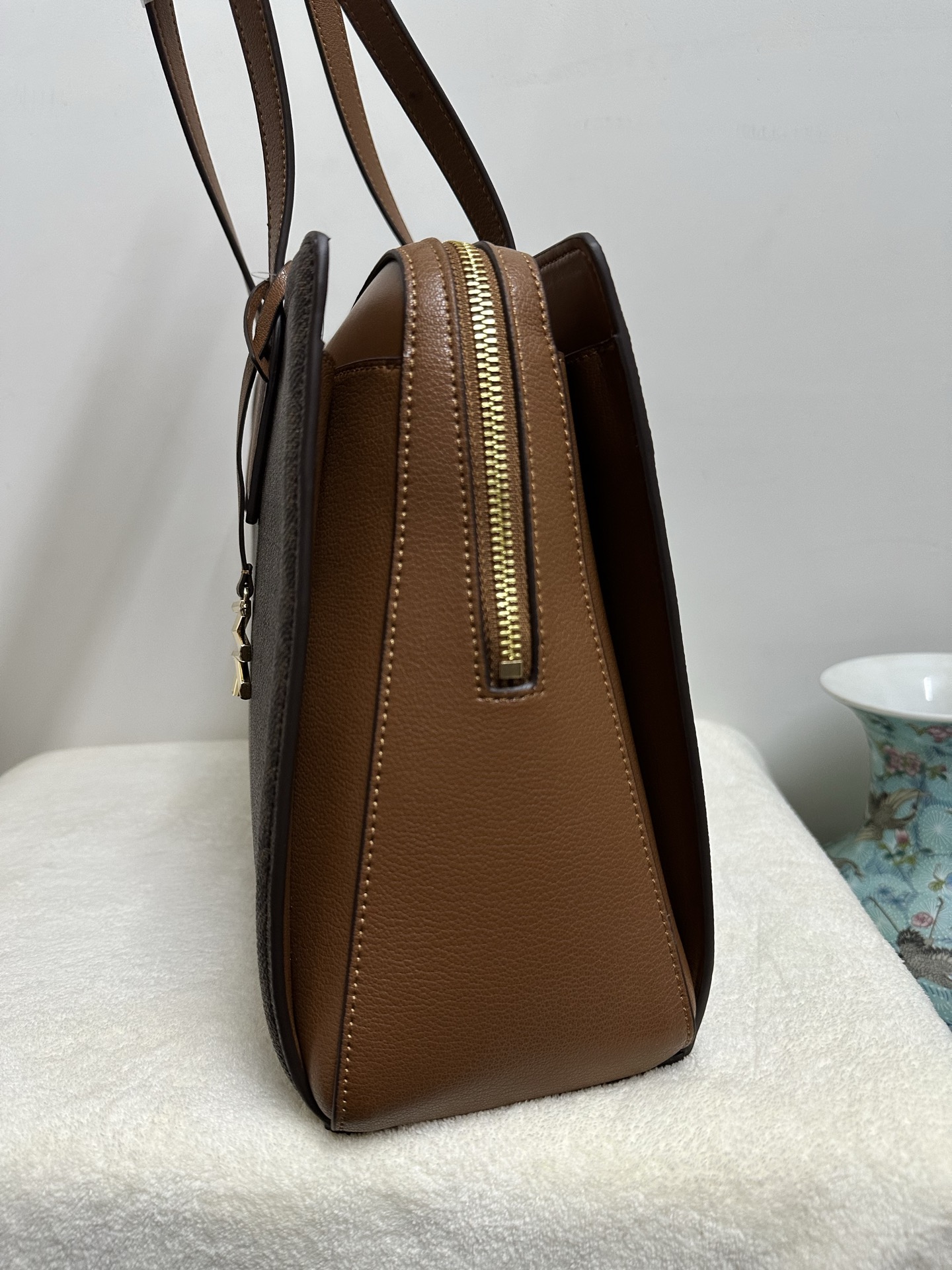 Michael Kors MK Laila 女士中号托特包单肩包 ．包身采用简简单 的造型 搭配 立体的挂饰