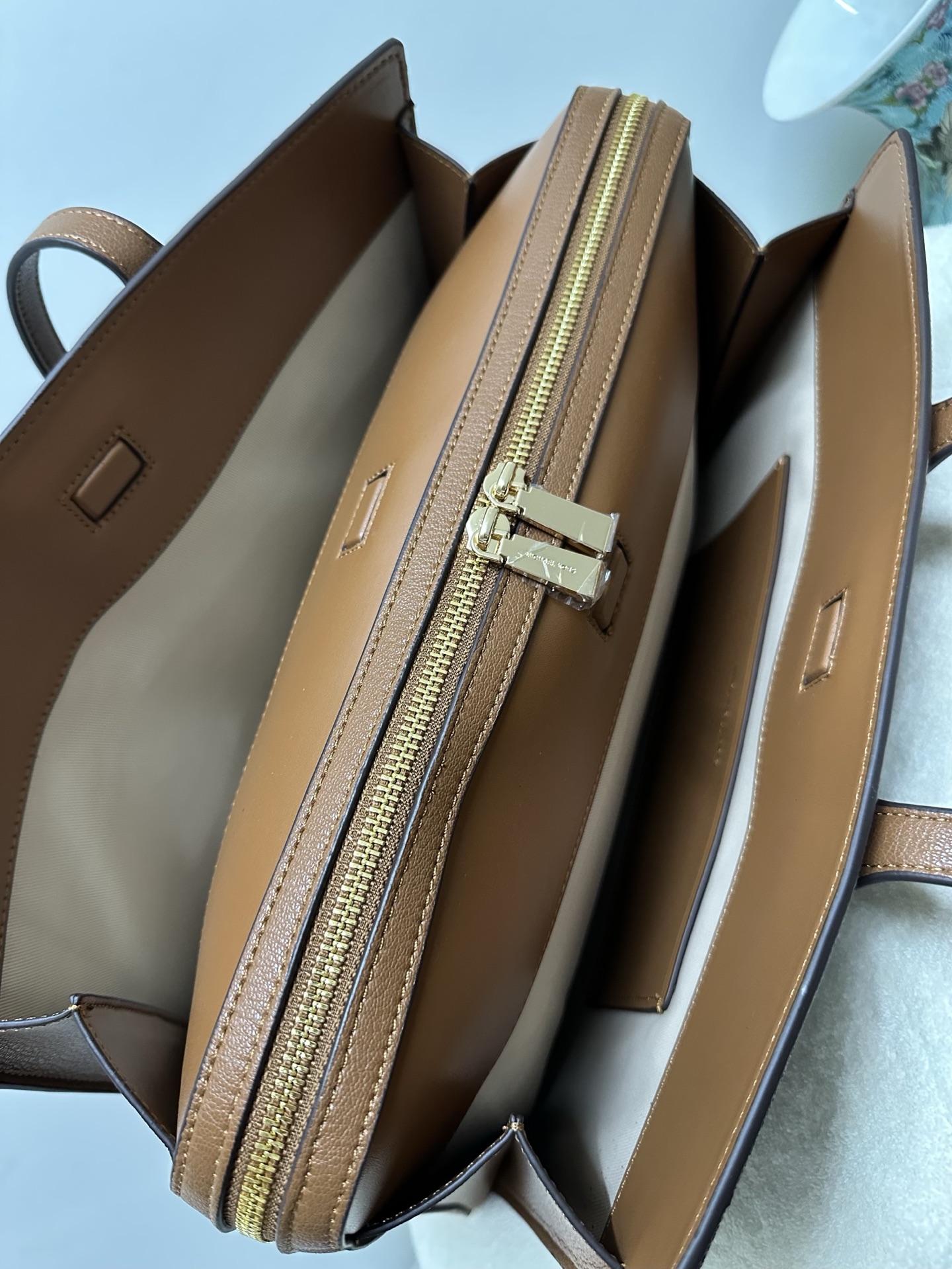 Michael Kors MK Laila 女士中号托特包单肩包 ．包身采用简简单 的造型 搭配 立体的挂饰