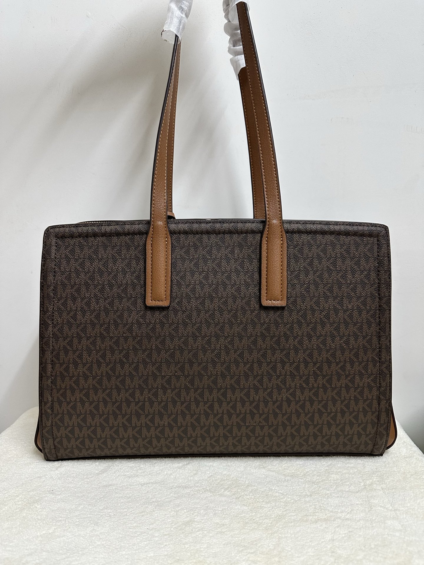 Michael Kors MK Laila 女士中号托特包单肩包 ．包身采用简简单 的造型 搭配 立体的挂饰