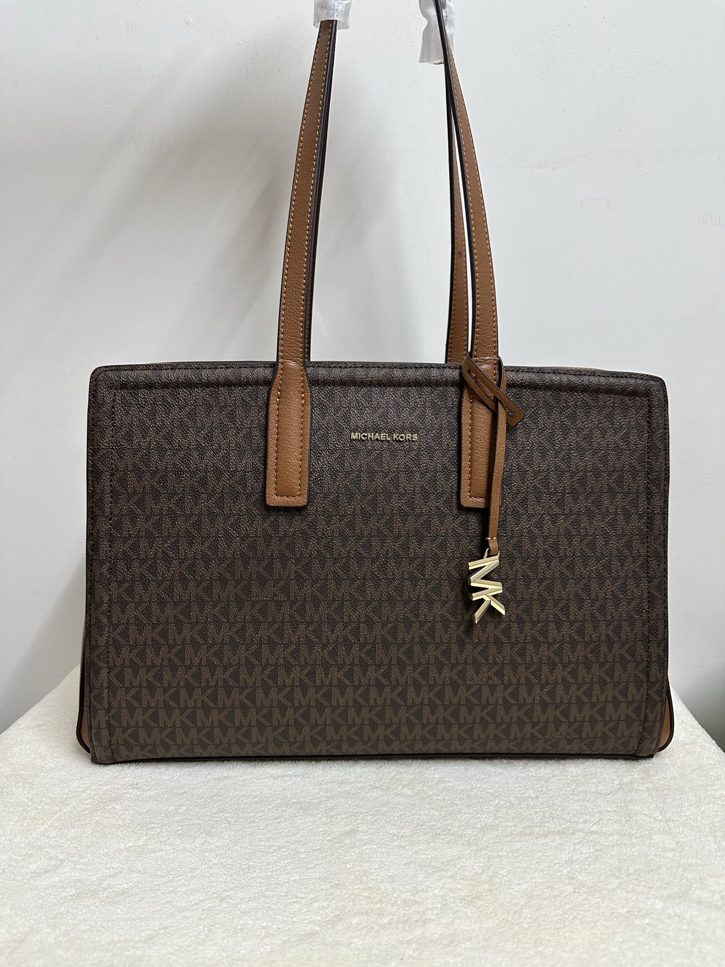 Michael Kors MK Laila 女士中号托特包单肩包 ．包身采用简简单 的造型 搭配 立体的挂饰