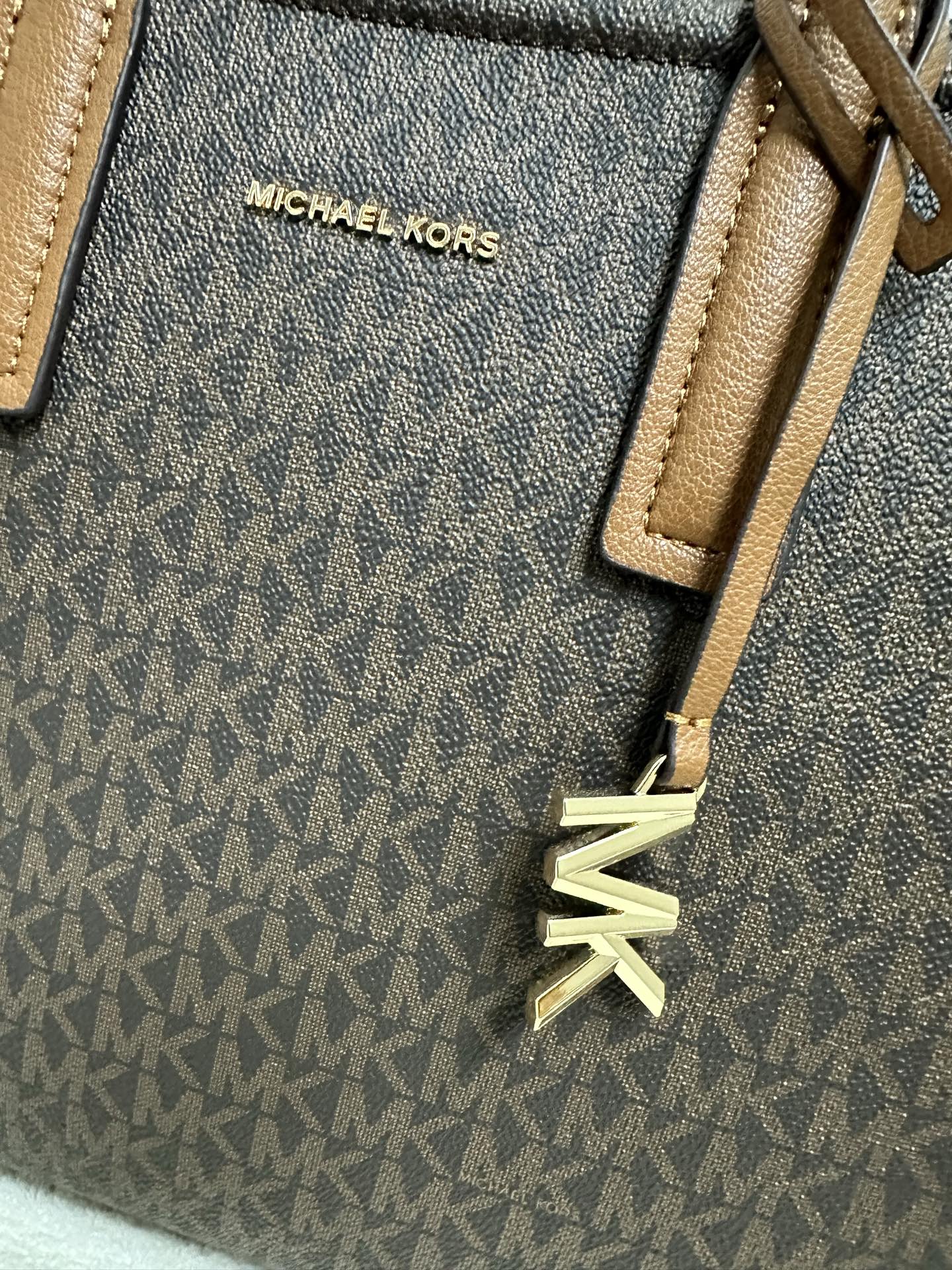Michael Kors MK Laila 女士中号托特包单肩包 ．包身采用简简单 的造型 搭配 立体的挂饰