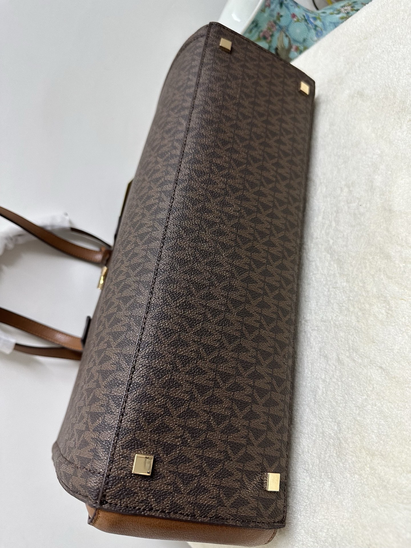 Michael Kors MK Laila 女士中号托特包单肩包 ．包身采用简简单 的造型 搭配 立体的挂饰