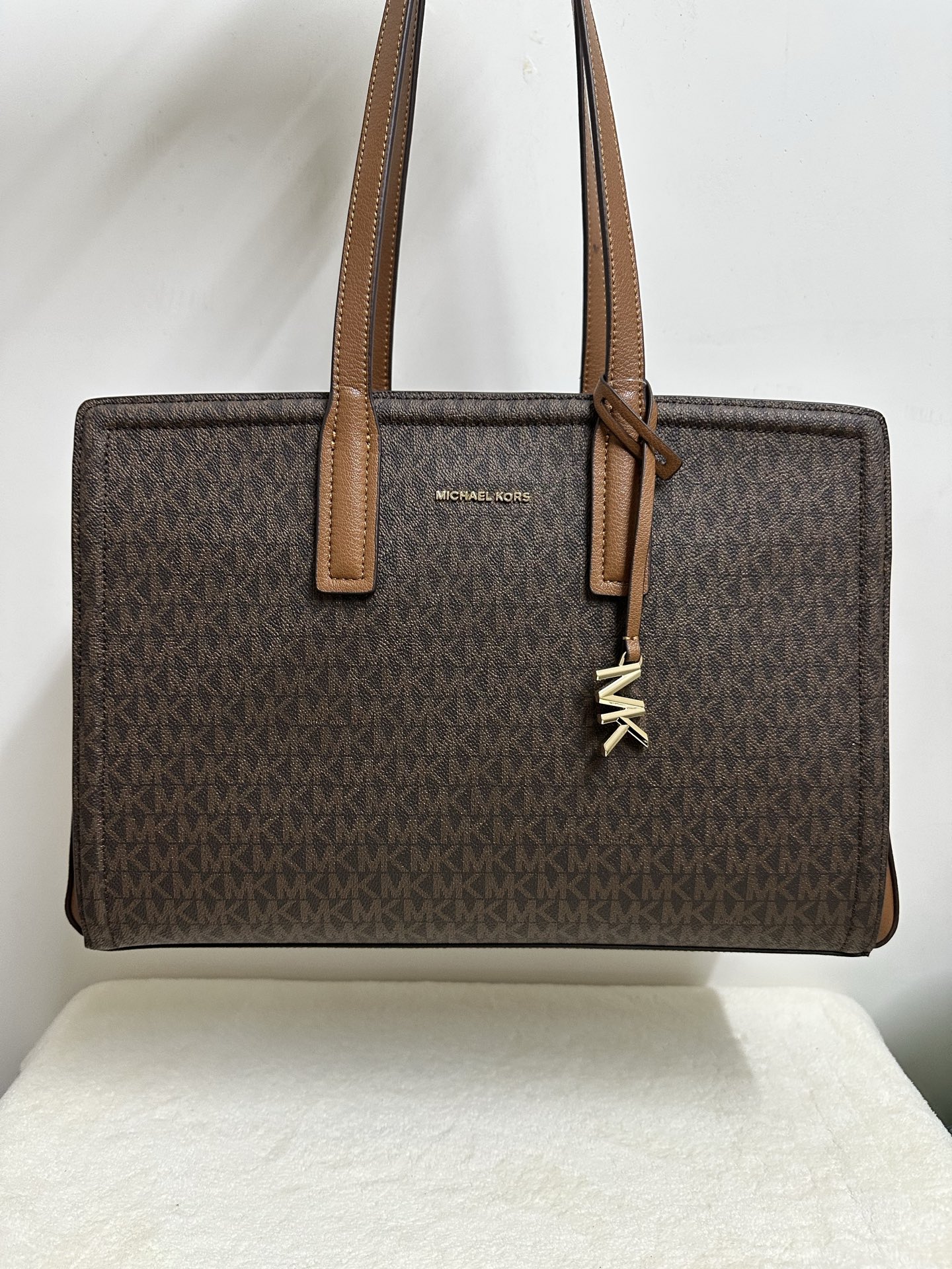 Michael Kors MK Laila 女士中号托特包单肩包 ．包身采用简简单 的造型 搭配 立体的挂饰