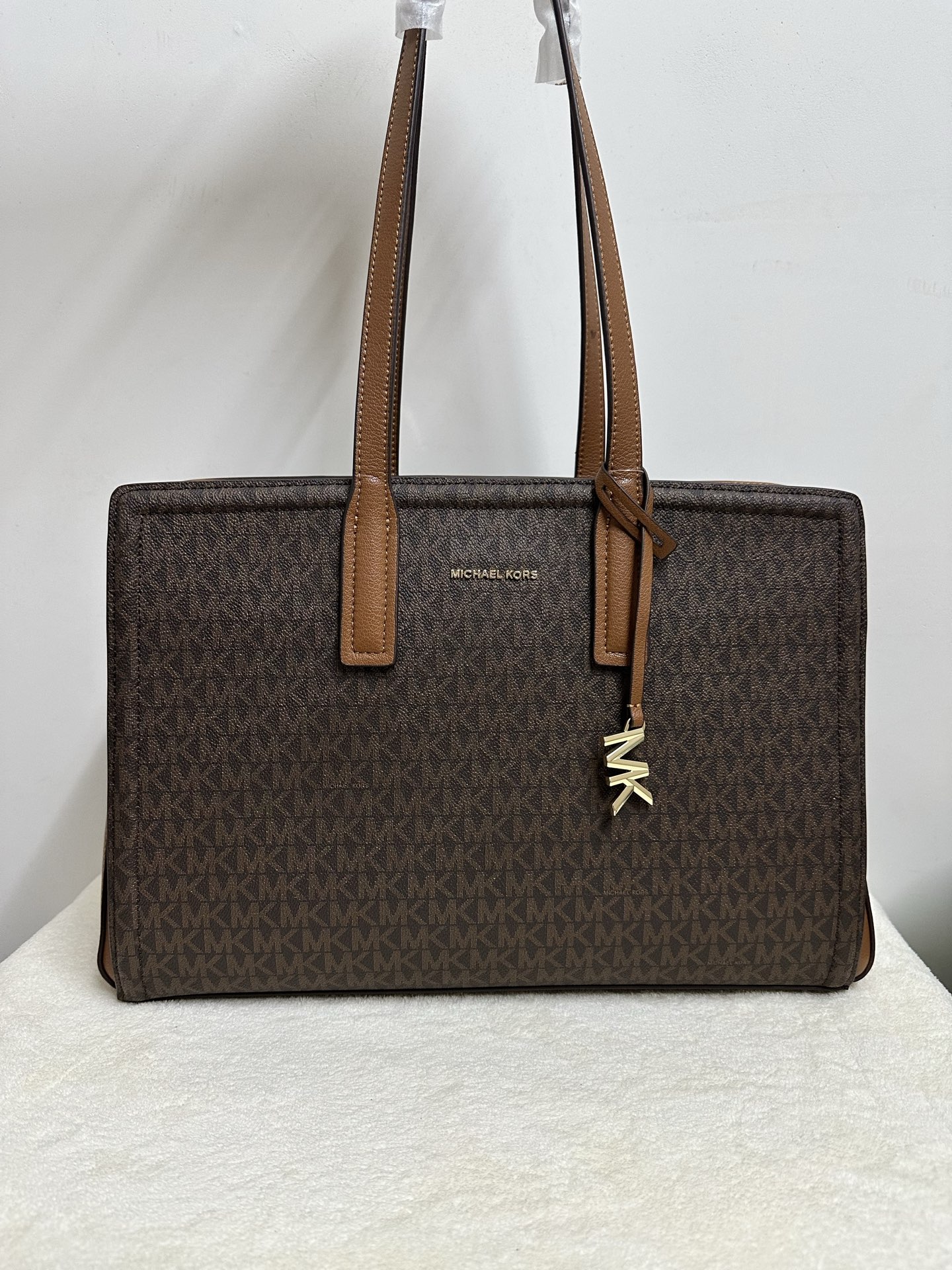 Michael Kors MK Laila 女士中号托特包单肩包 ．包身采用简简单 的造型 搭配 立体的挂饰