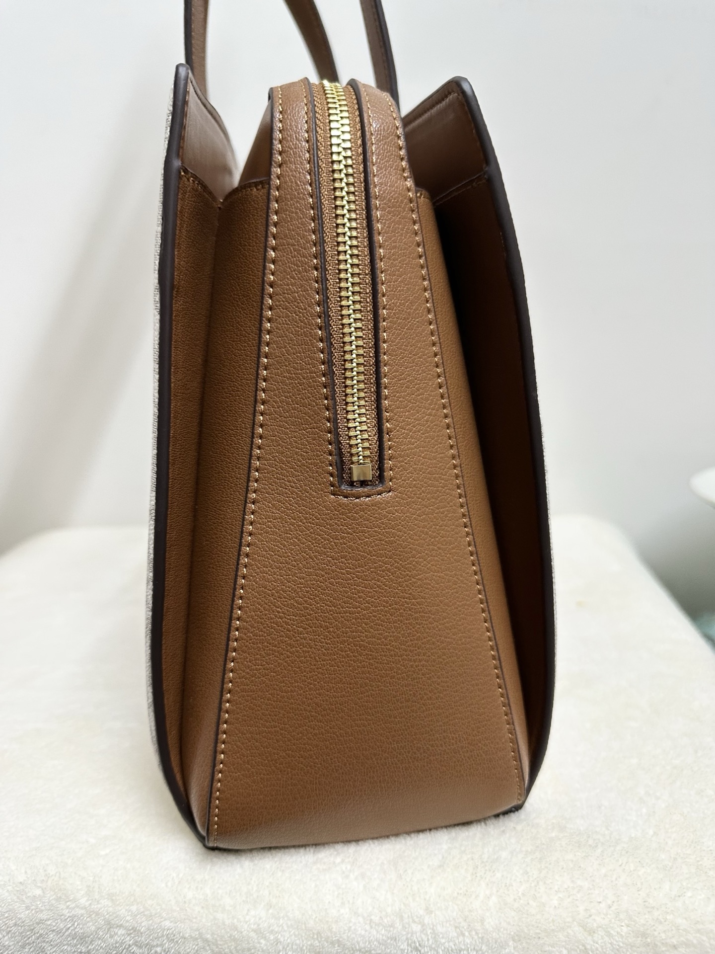 Michael Kors MK Laila 女士中号托特包单肩包 ．包身采用简简单 的造型 搭配 立体的挂饰