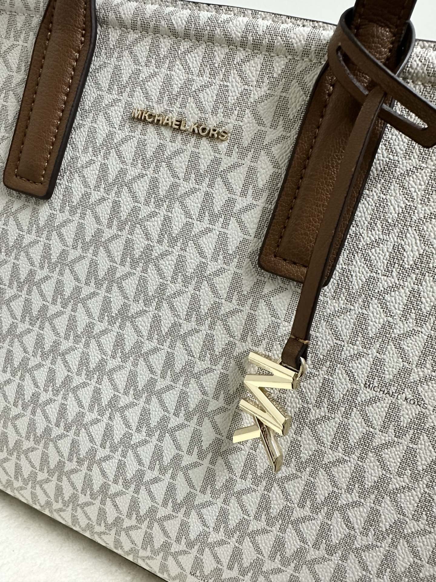 Michael Kors MK Laila 女士中号托特包单肩包 ．包身采用简简单 的造型 搭配 立体的挂饰