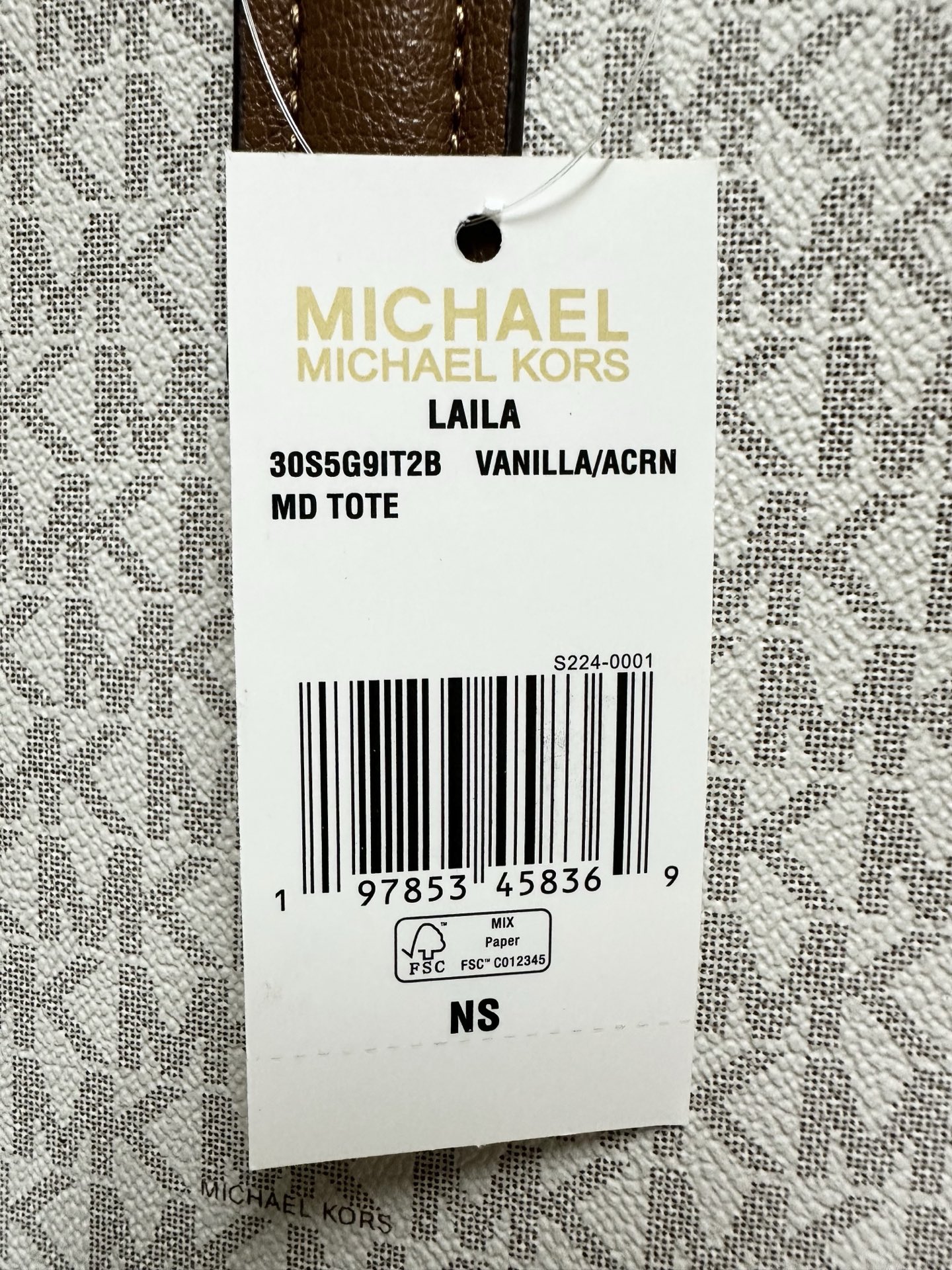 Michael Kors MK Laila 女士中号托特包单肩包 ．包身采用简简单 的造型 搭配 立体的挂饰