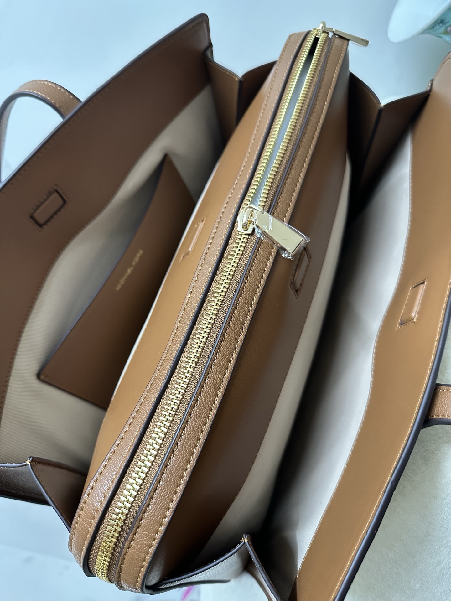 Michael Kors MK Laila 女士中号托特包单肩包 ．包身采用简简单 的造型 搭配 立体的挂饰