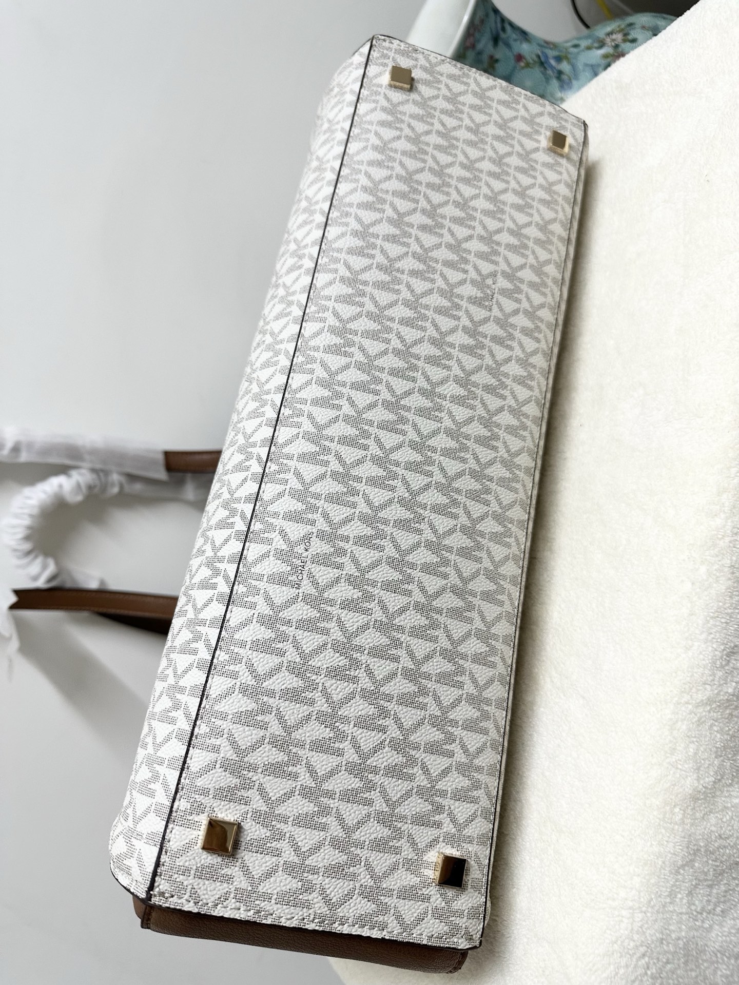 Michael Kors MK Laila 女士中号托特包单肩包 ．包身采用简简单 的造型 搭配 立体的挂饰