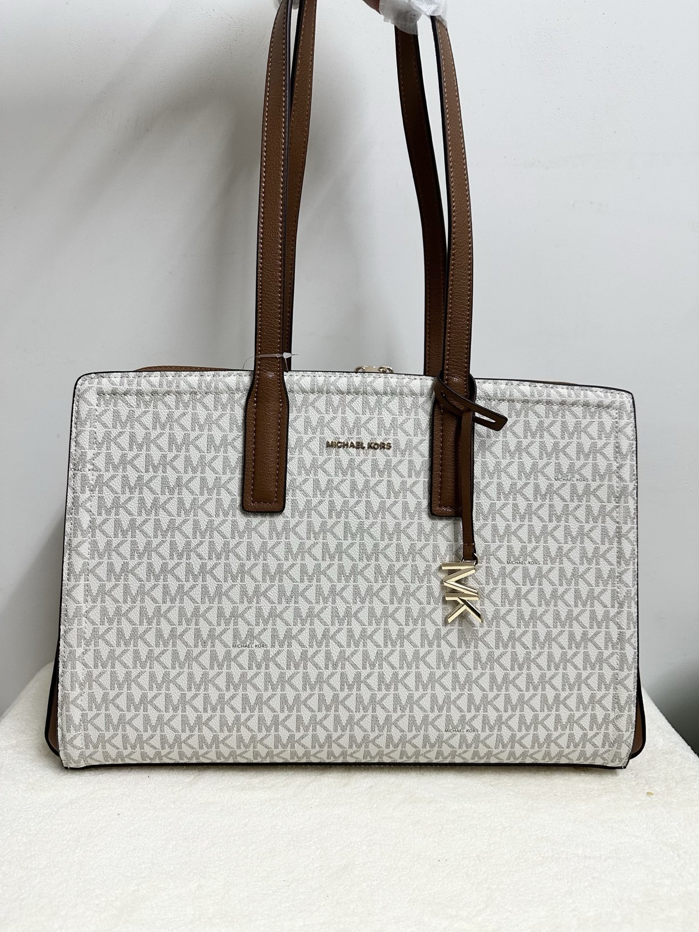 Michael Kors MK Laila 女士中号托特包单肩包 ．包身采用简简单 的造型 搭配 立体的挂饰