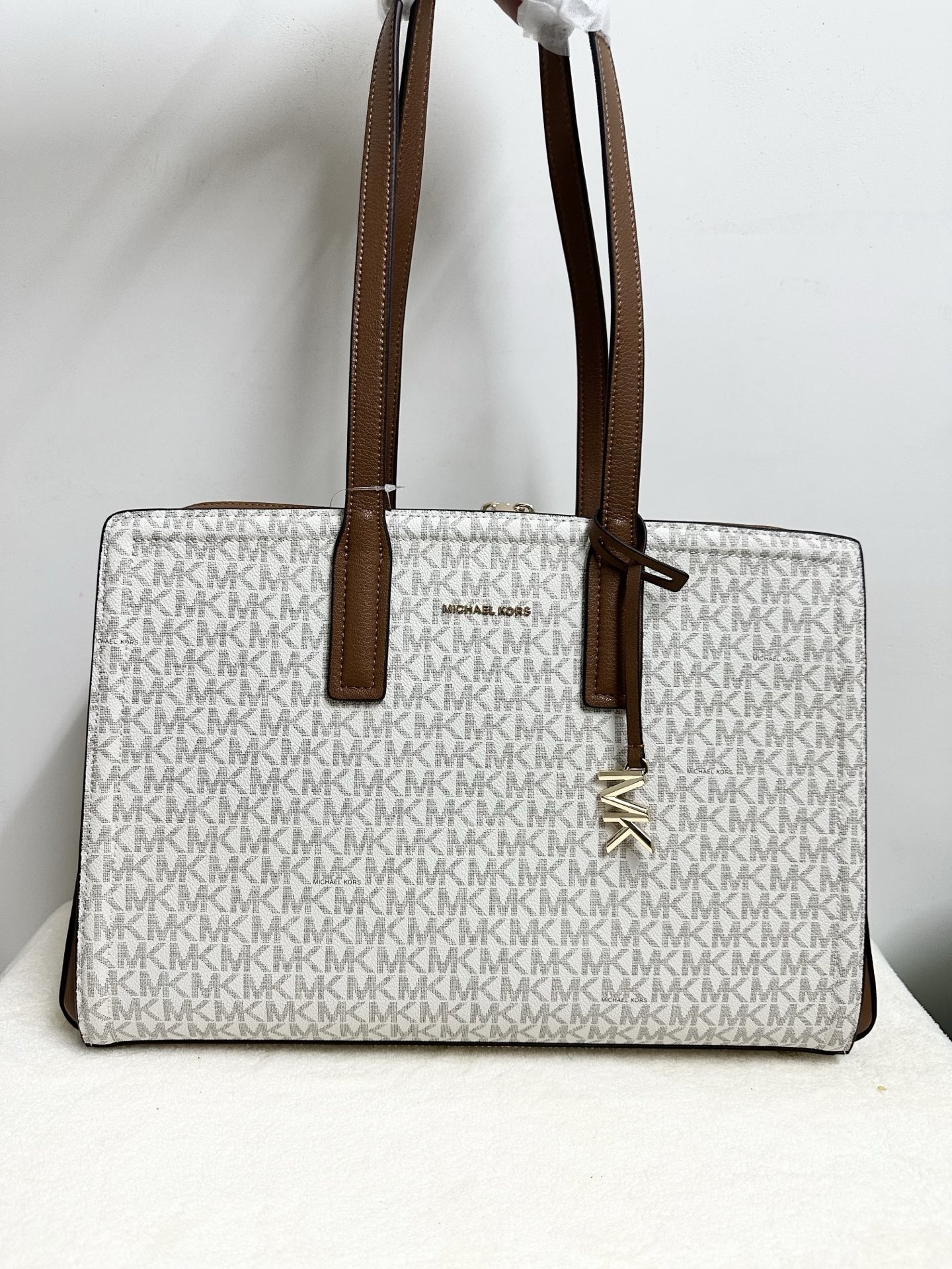 Michael Kors MK Laila 女士中号托特包单肩包 ．包身采用简简单 的造型 搭配 立体的挂饰