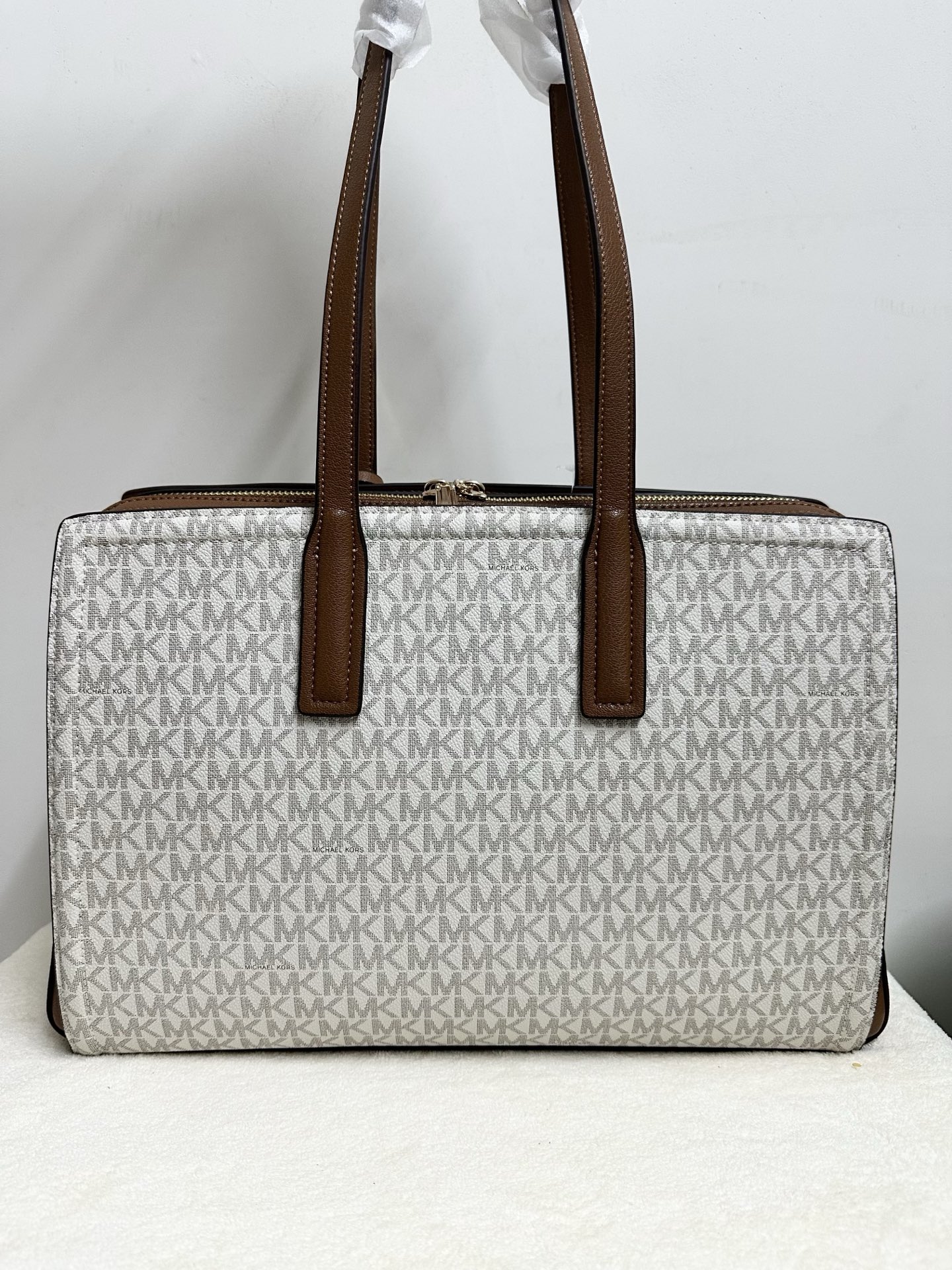 Michael Kors MK Laila 女士中号托特包单肩包 ．包身采用简简单 的造型 搭配 立体的挂饰