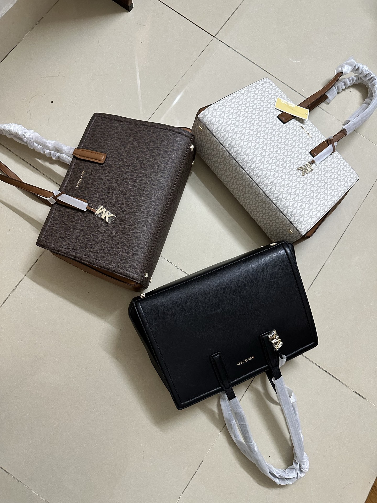 Michael Kors MK Laila 女士中号托特包单肩包 ．包身采用简简单 的造型 搭配 立体的挂饰