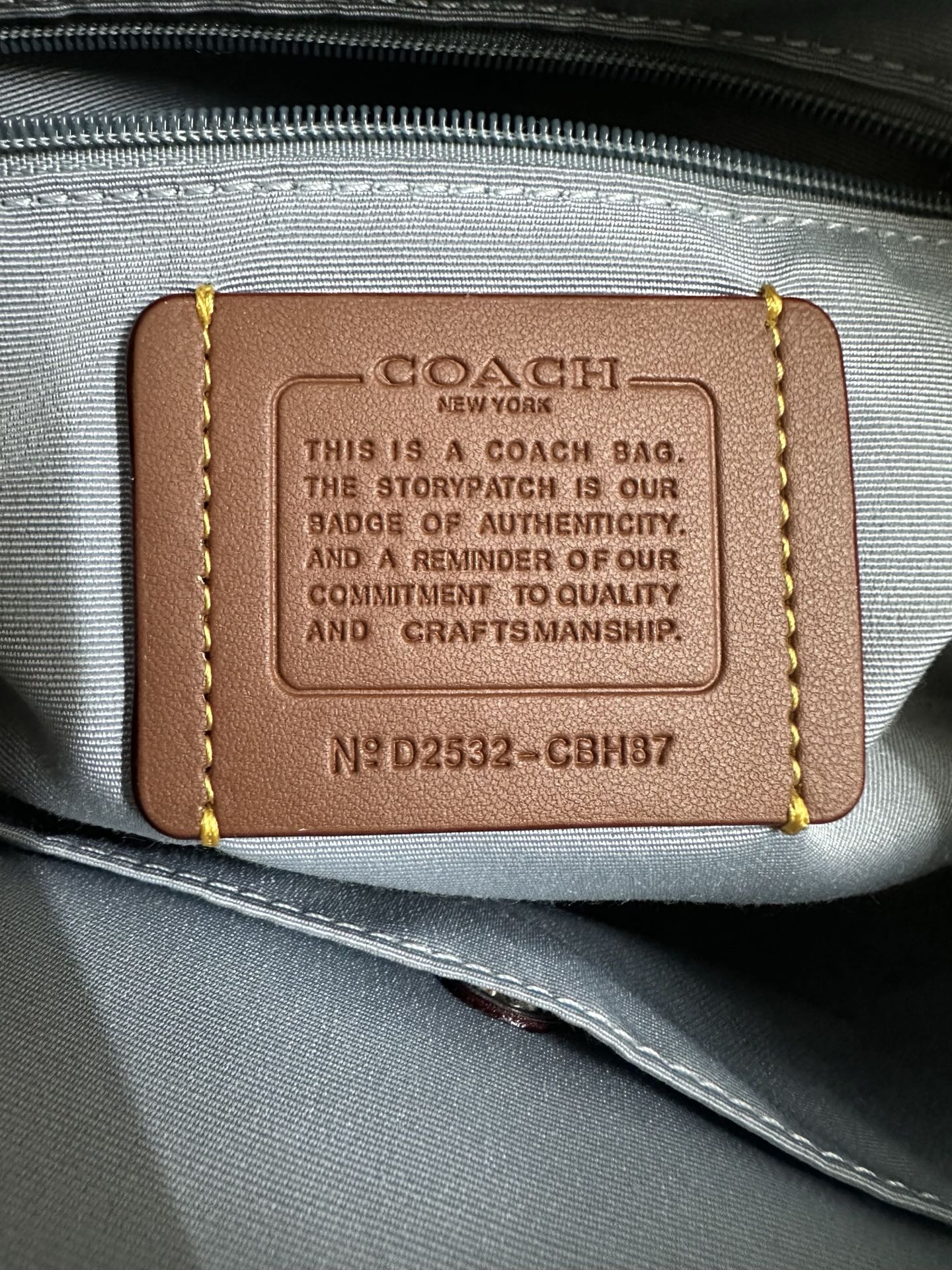 蔻驰大号流浪包 - 大容量で便利なデザイン