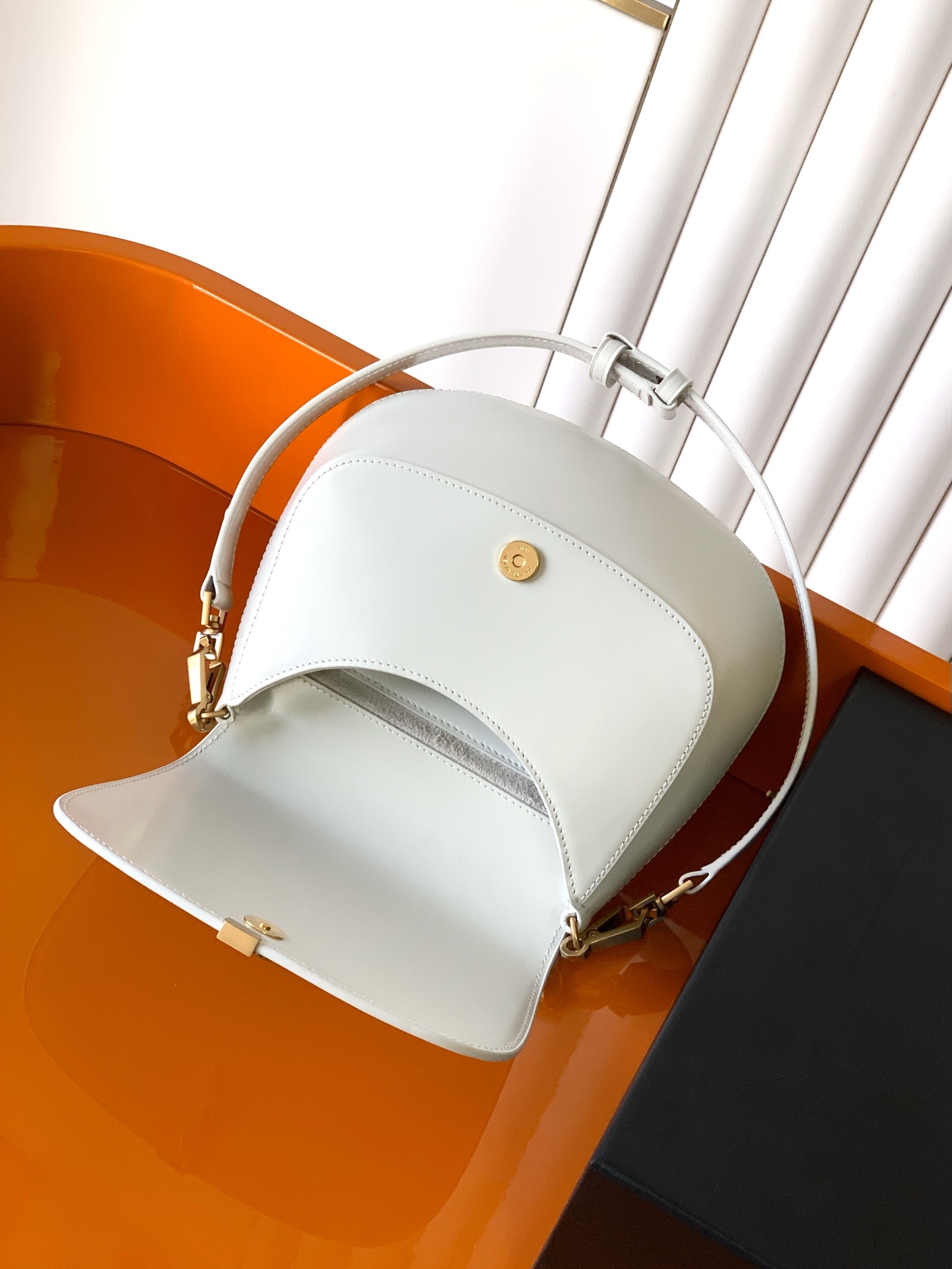 Voltaire 腋下/馬鞍バッグ - 独特なデザインと高級感