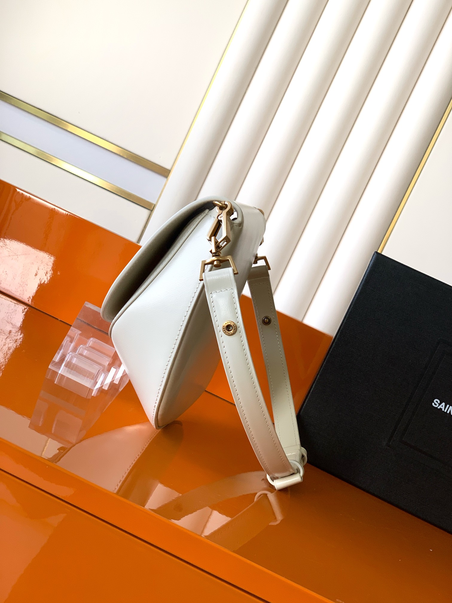 Voltaire 腋下/馬鞍バッグ - 独特なデザインと高級感