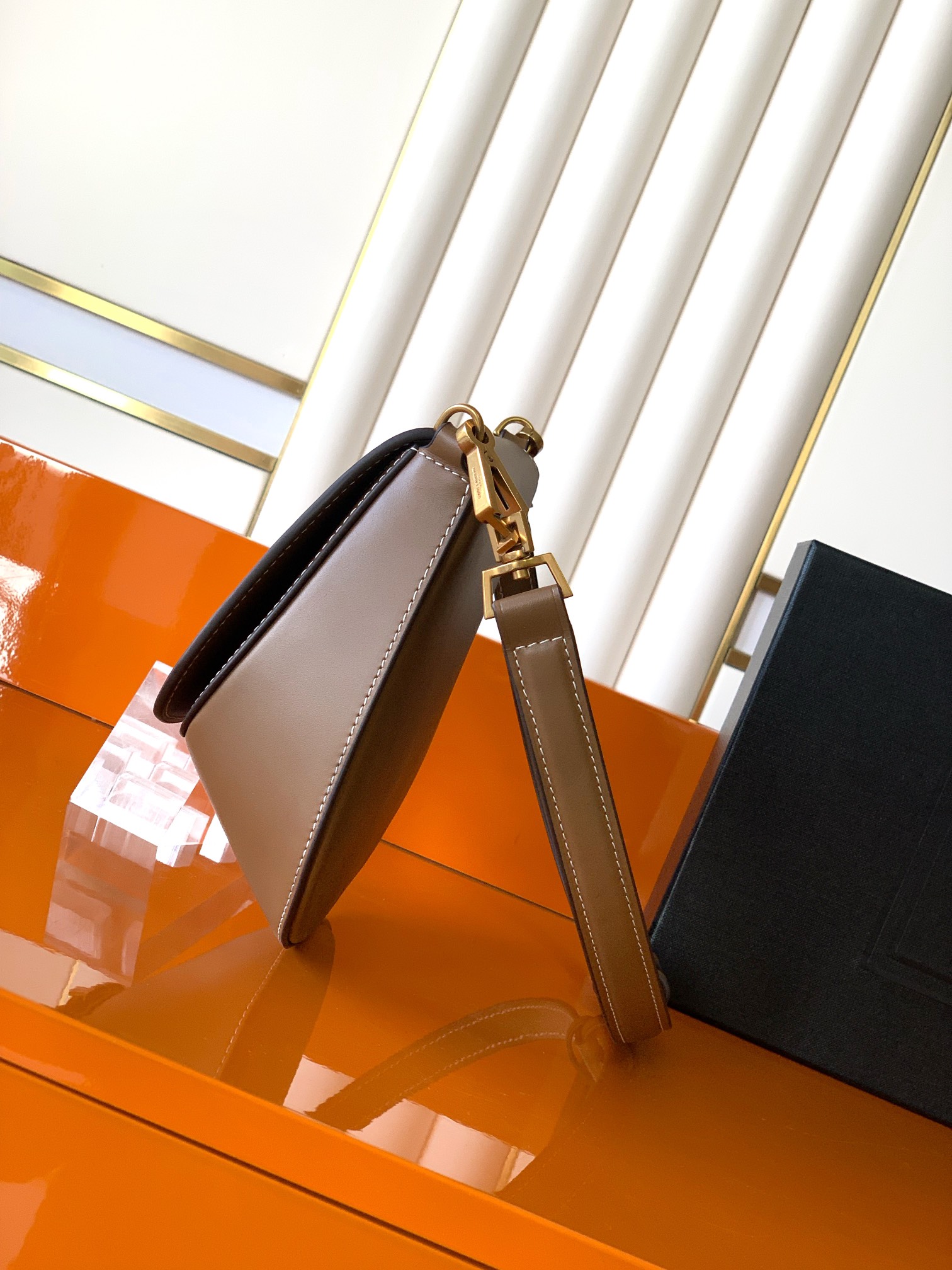 Voltaire 腋下/馬鞍バッグ - 高級小牛皮と独自デザイン